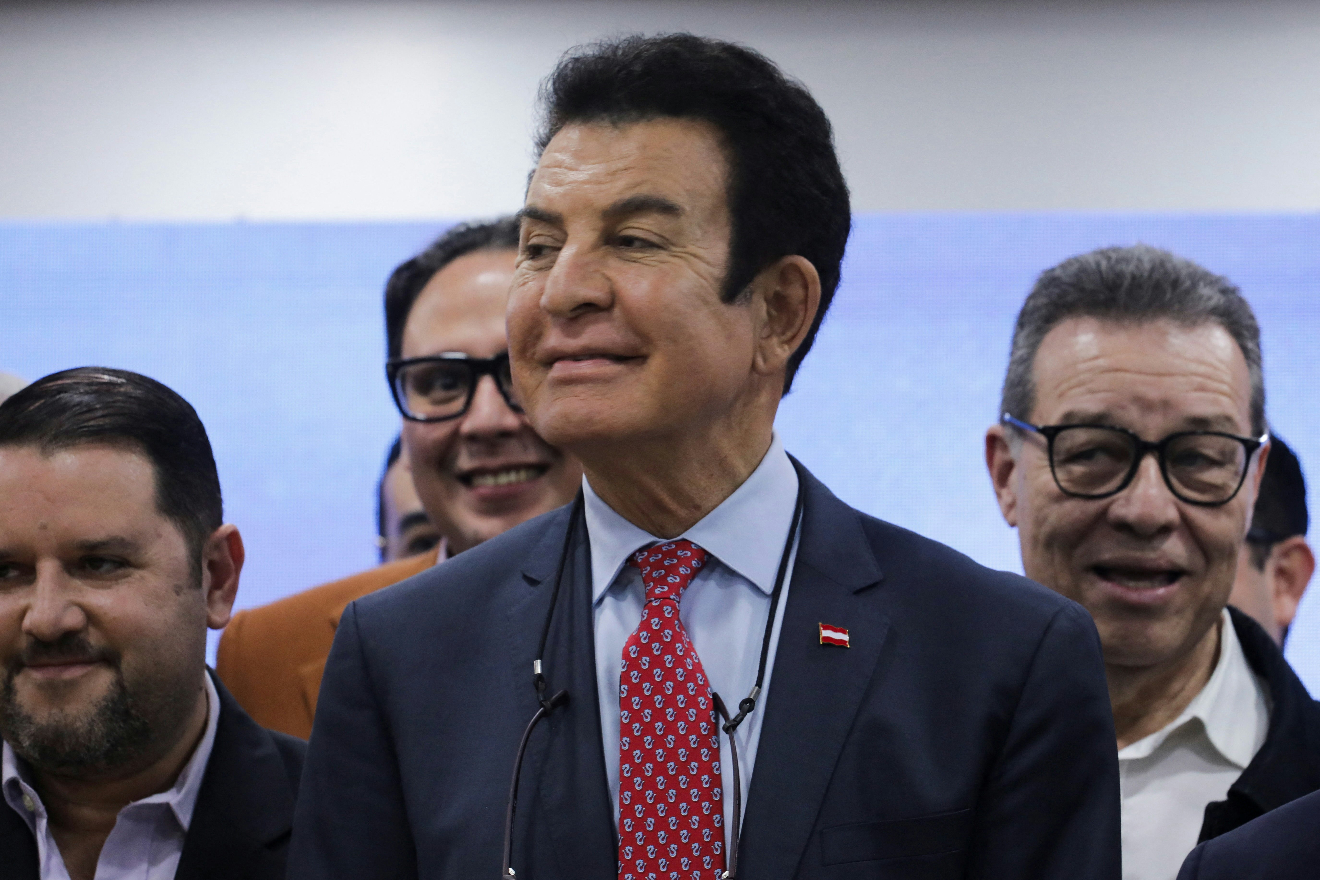 洪都拉斯总统选举点票持续获特朗普支持候选人轻微领先