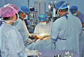 醫生們在做手術。(齊魯晚報) 醫生們在做手術。(齊魯晚報)