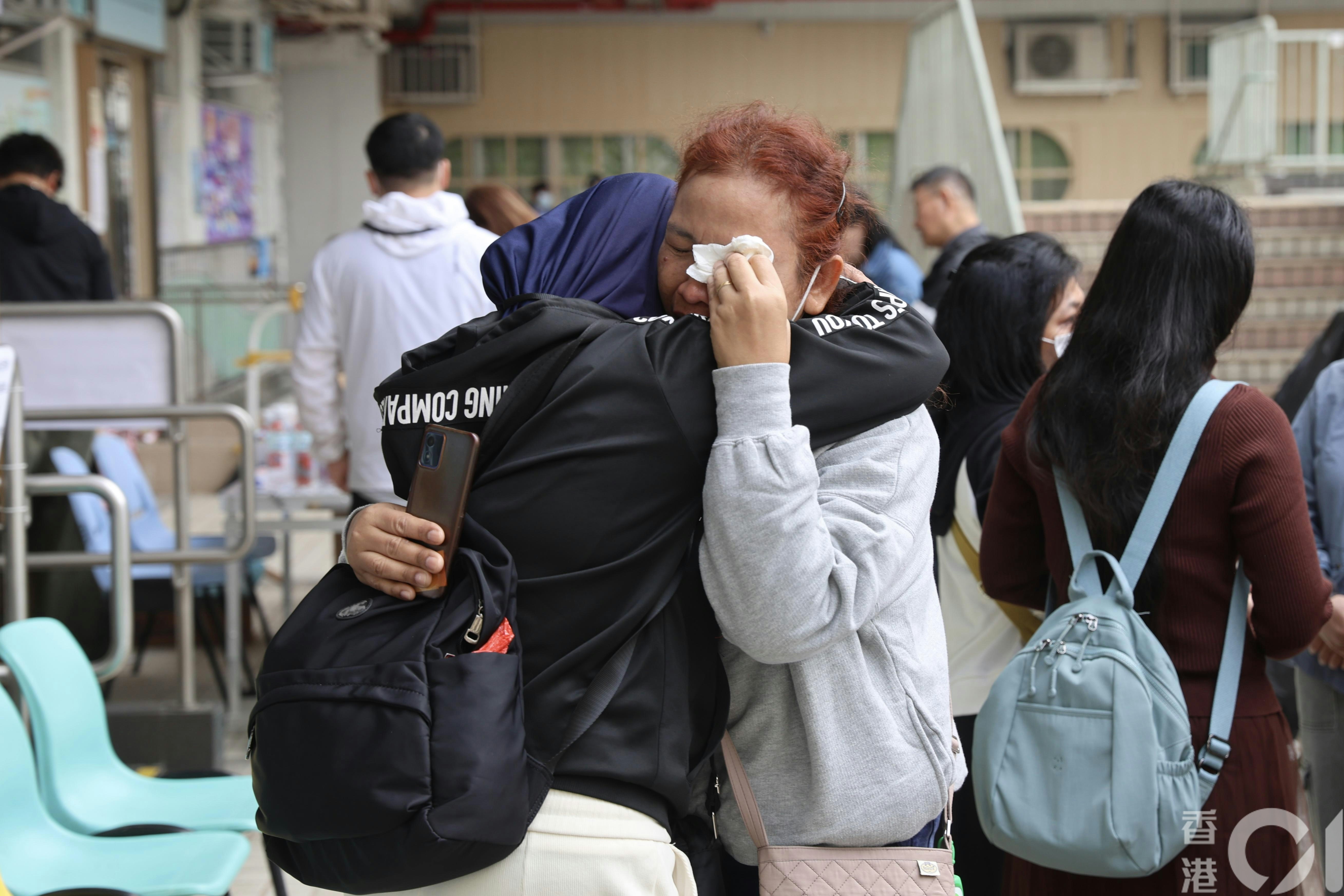 大埔宏福苑大火災後，歷險外傭相擁。（蔡正邦攝）