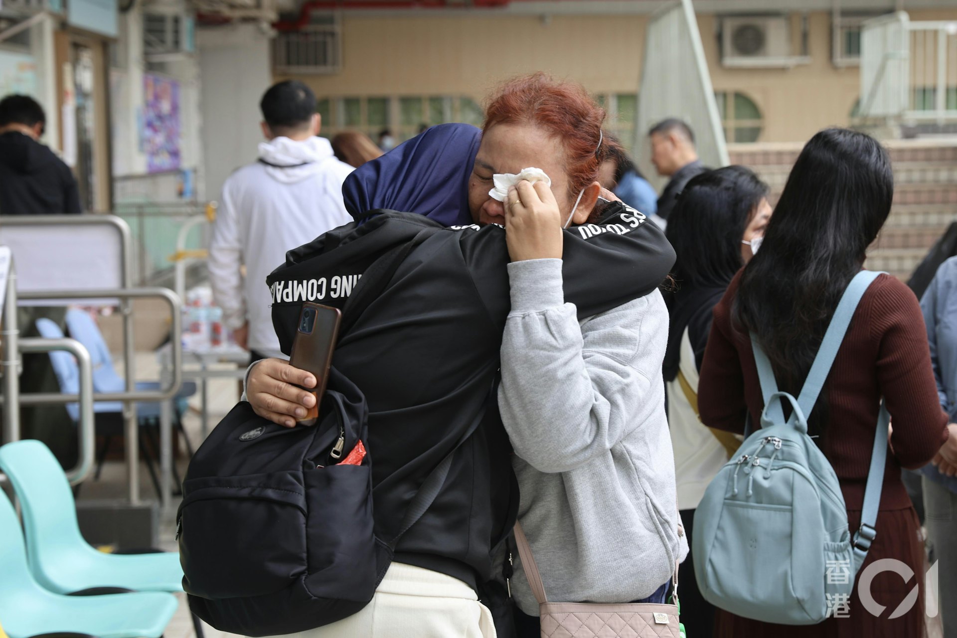 大埔宏福苑大火災後,歷險外傭相擁。(蔡正邦攝) 大埔宏福苑大火災後,歷險外傭相擁。(蔡正邦攝)