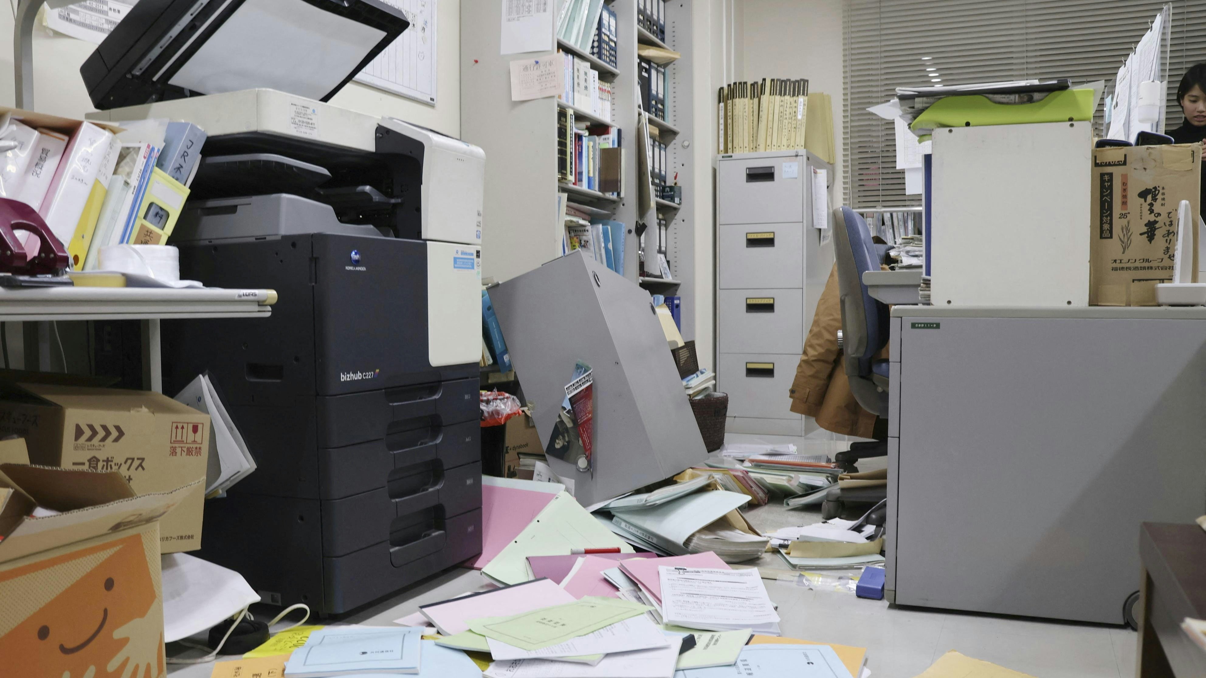 2025年12月8日，日本青森縣發生7.5級地震，共同社北海道函館分社內，地震中掉落的書架和文件散滿一地。（Kyodo/via REUTERS）