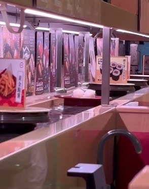 有港男到壽司郎用餐，發現迴轉帶上壽司疑被人偷食，遭夾走魚生剩下白飯。（「threads＠barista__samu531」影片截圖）