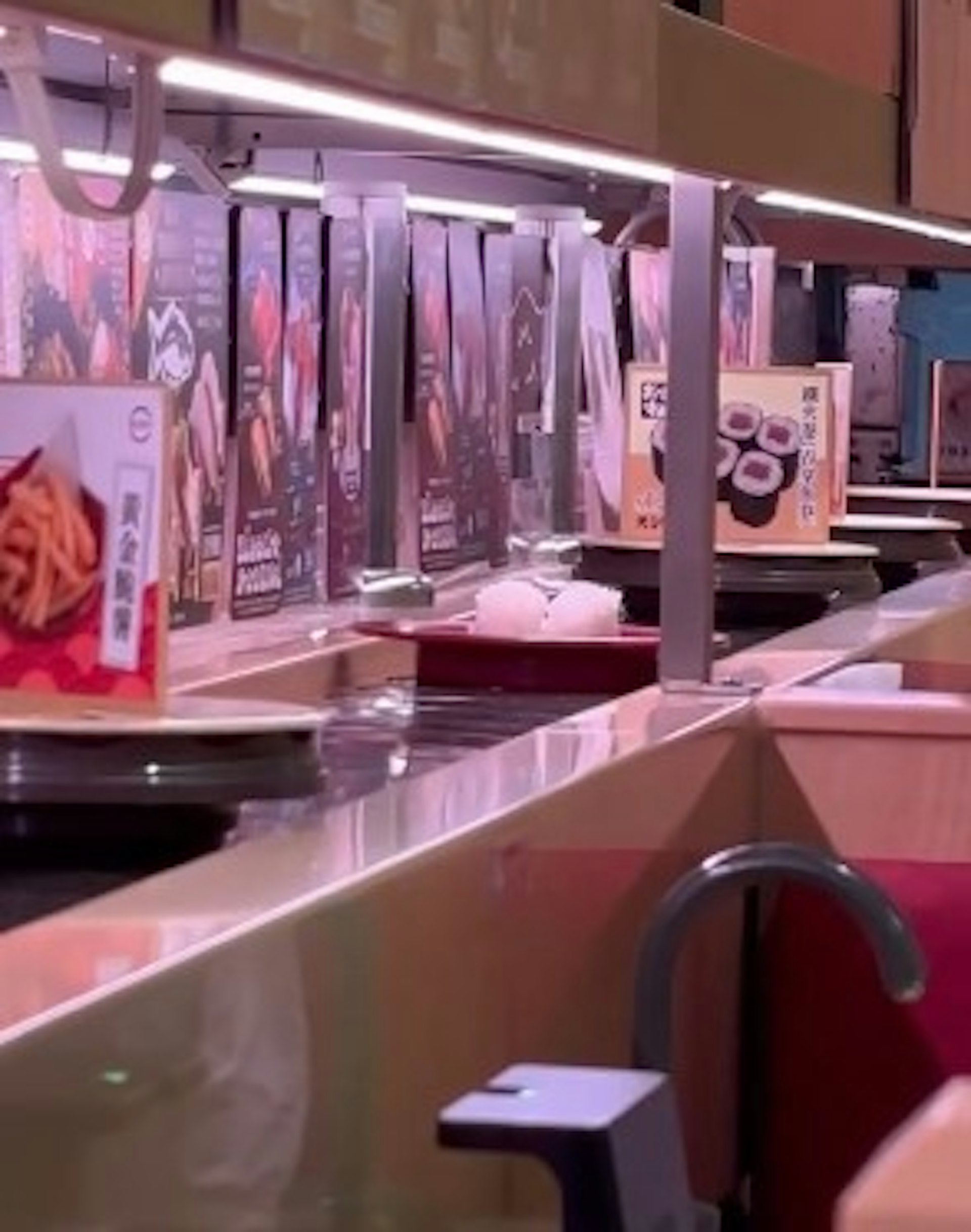 有港男到壽司郎用餐,發現迴轉帶上壽司疑被人偷食,遭夾走魚生剩下白飯。(「threads@barista__samu531」影片截圖) 有港男到壽司郎用餐,發現迴轉帶上壽司疑被人偷食,遭夾走魚生剩下白飯。(「threads@barista__samu531」影片截圖)