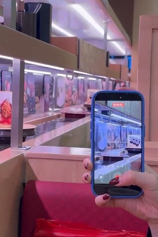 迴轉帶出現1碟沒有蓋上透明蓋、只有2件白飯而沒有魚生的壽司。（「threads＠barista__samu531」影片截圖）