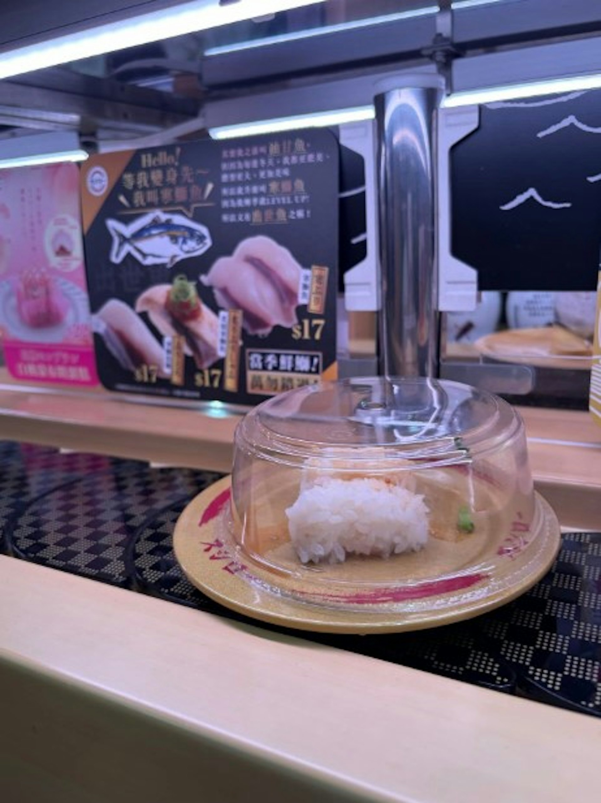 有食客在鰂魚涌分店用餐遇同樣情況,碟面清晰可見豉油跡,以及疑似芥末。(「threads@zuk1oo」圖片) 有食客在鰂魚涌分店用餐遇同樣情況,碟面清晰可見豉油跡,以及疑似芥末。(「threads@zuk1oo」圖片)