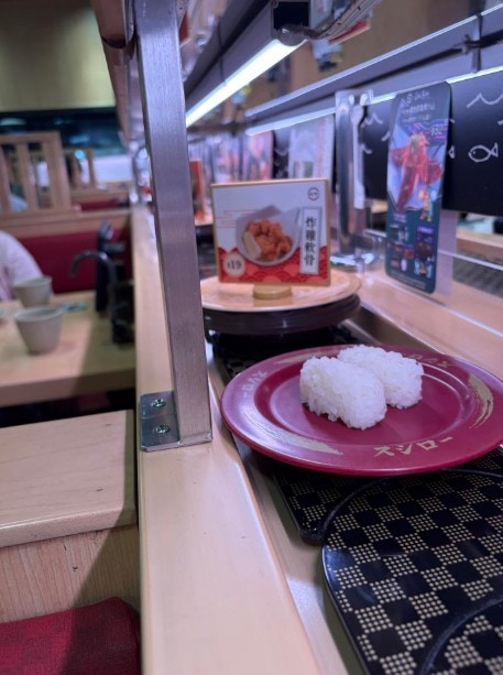 有紅色碟壽司的透明蓋更是不翼而飛。（「threads＠zuk1oo」圖片）