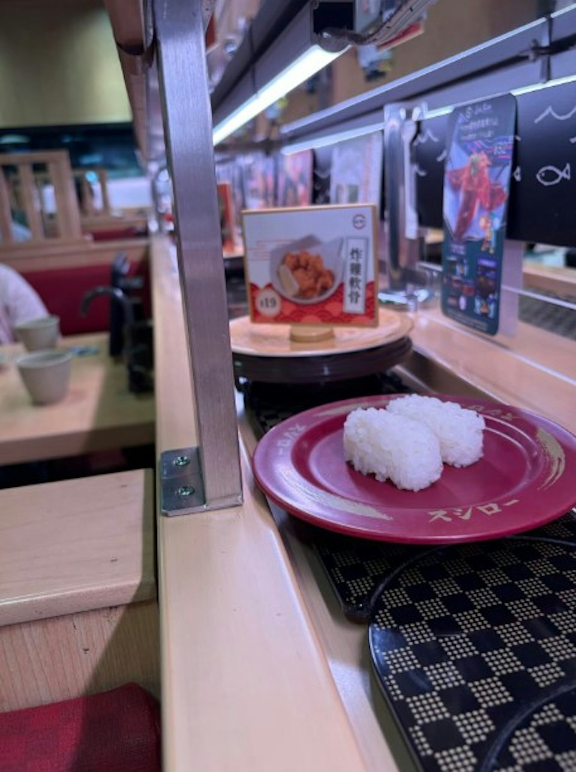 有紅色碟壽司的透明蓋更是不翼而飛。(「threads@zuk1oo」圖片) 有紅色碟壽司的透明蓋更是不翼而飛。(「threads@zuk1oo」圖片)