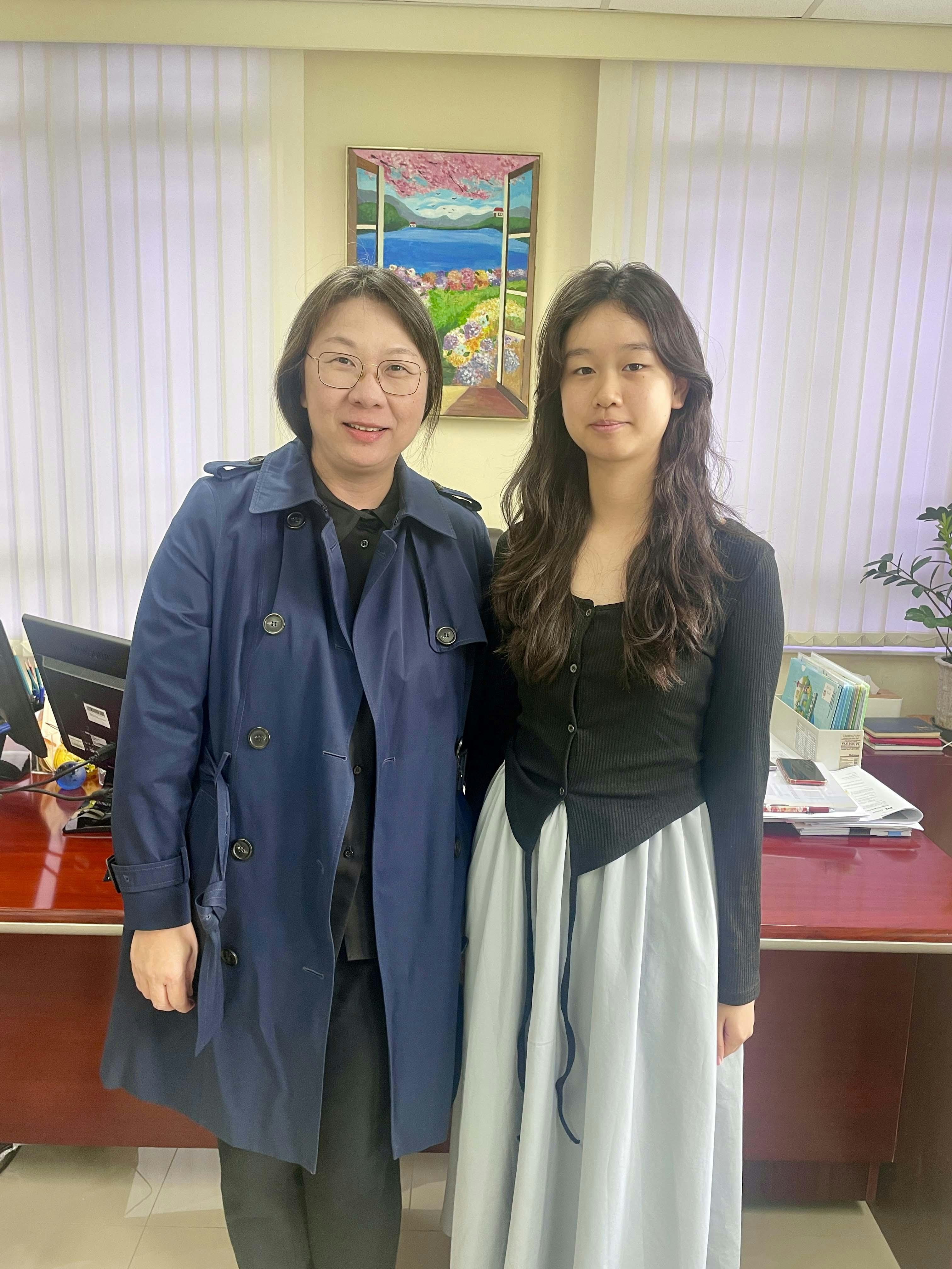 在熟悉的校園裡,恩琪與賴珮賢校長分享在馬中的成長故事,這正是學校育人理念的最佳見證,也是賴校長最大的欣慰。 在熟悉的校園裡,恩琪與賴珮賢校長分享在馬中的成長故事,這正是學校育人理念的最佳見證,也是賴校長最大的欣慰。