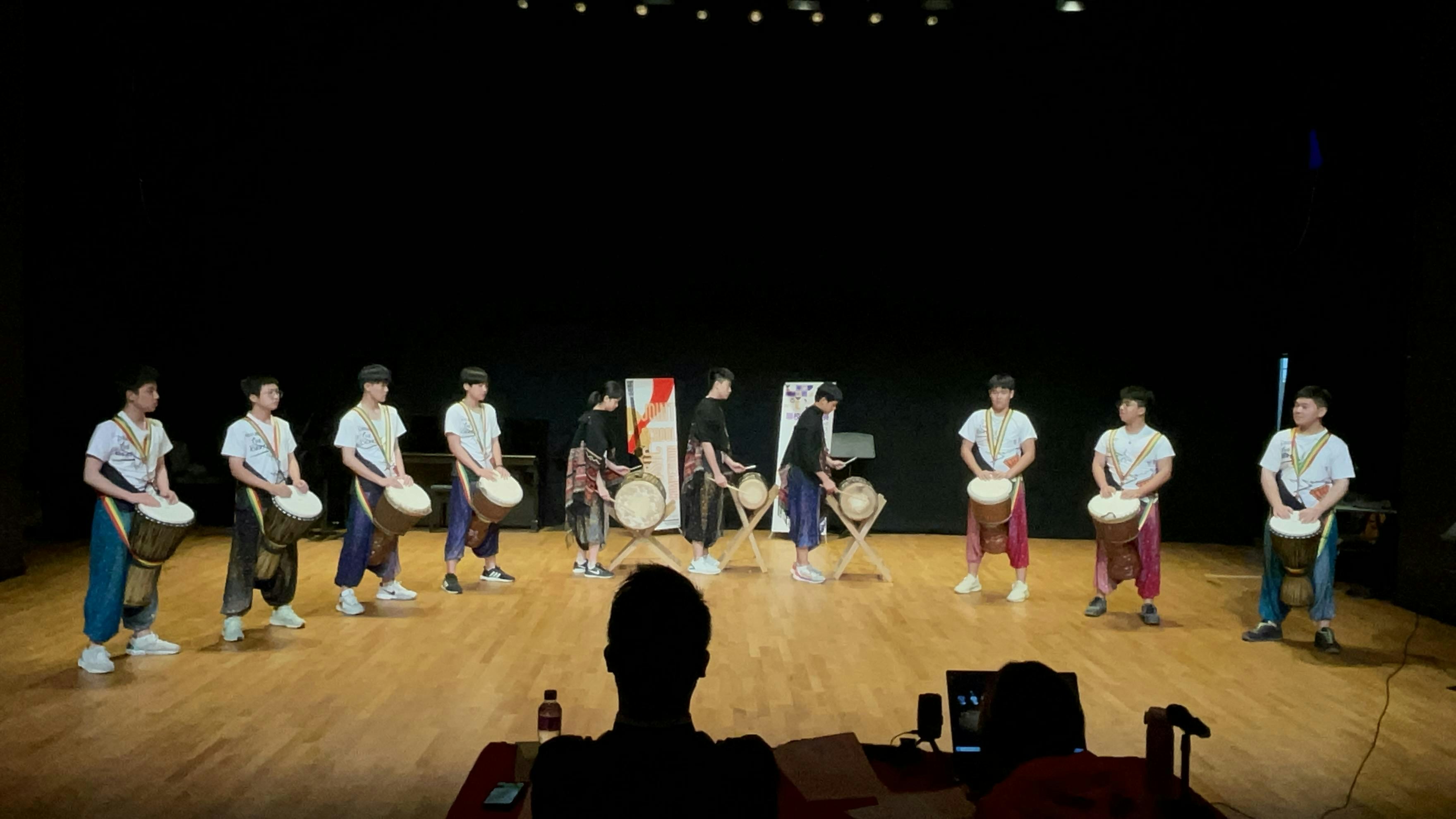 恩琪在宿舍學習非洲鼓,並參與公開比賽汲取經驗。如今,打鼓不僅是她的興趣,更成為紓緩學習壓力的方式。 恩琪在宿舍學習非洲鼓,並參與公開比賽汲取經驗。如今,打鼓不僅是她的興趣,更成為紓緩學習壓力的方式。