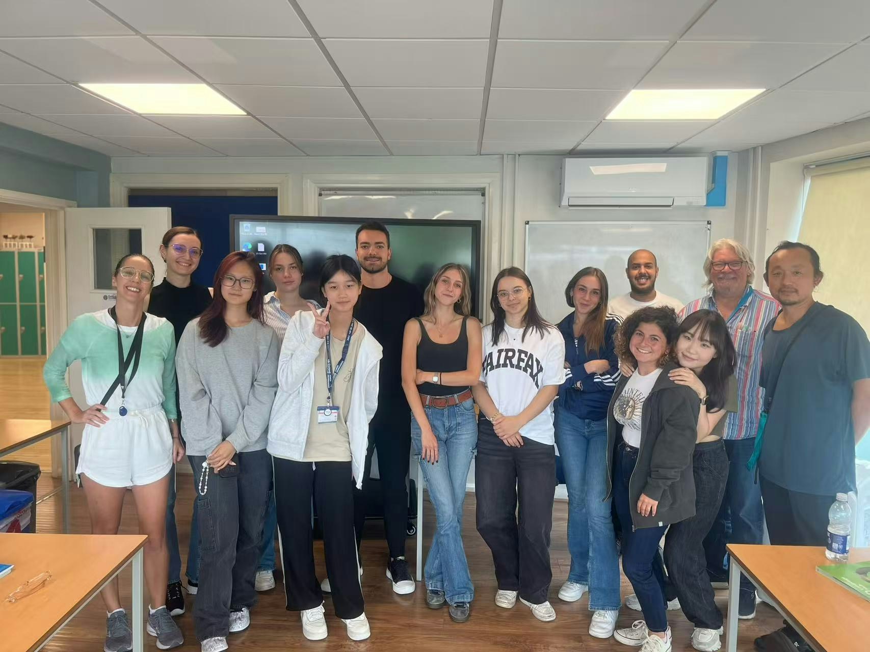 恩琪在英國考察團期間,與世界各地的學生進行交流,她不僅提升了英語溝通能力,更擴闊了眼界。 恩琪在英國考察團期間,與世界各地的學生進行交流,她不僅提升了英語溝通能力,更擴闊了眼界。