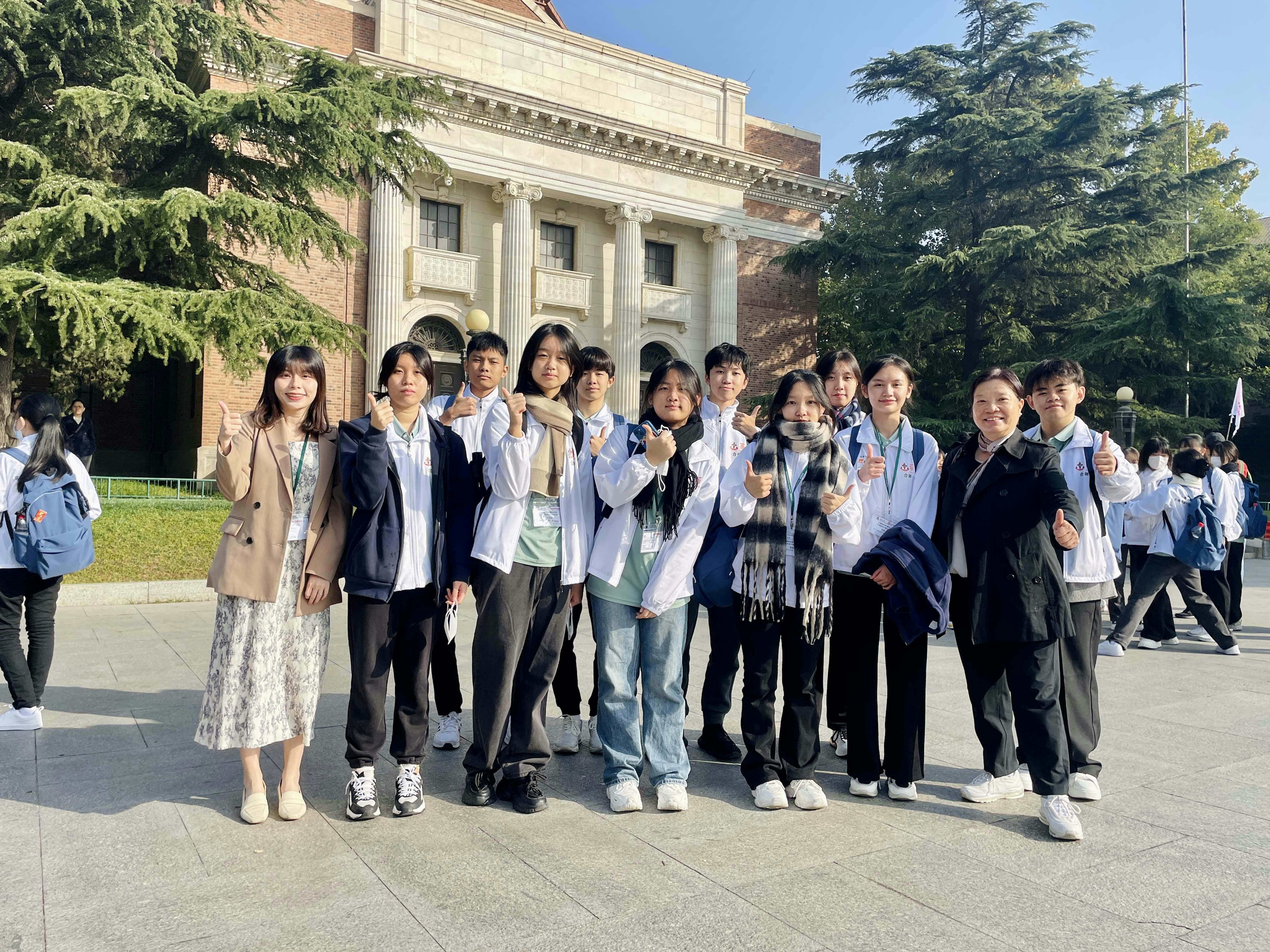 恩琪隨「東華三院中學聯校北京交流團」走進清華大學,她親身感受中國頂尖學府的學術氛圍,堅定了傳承中華文化的使命。 恩琪隨「東華三院中學聯校北京交流團」走進清華大學,她親身感受中國頂尖學府的學術氛圍,堅定了傳承中華文化的使命。