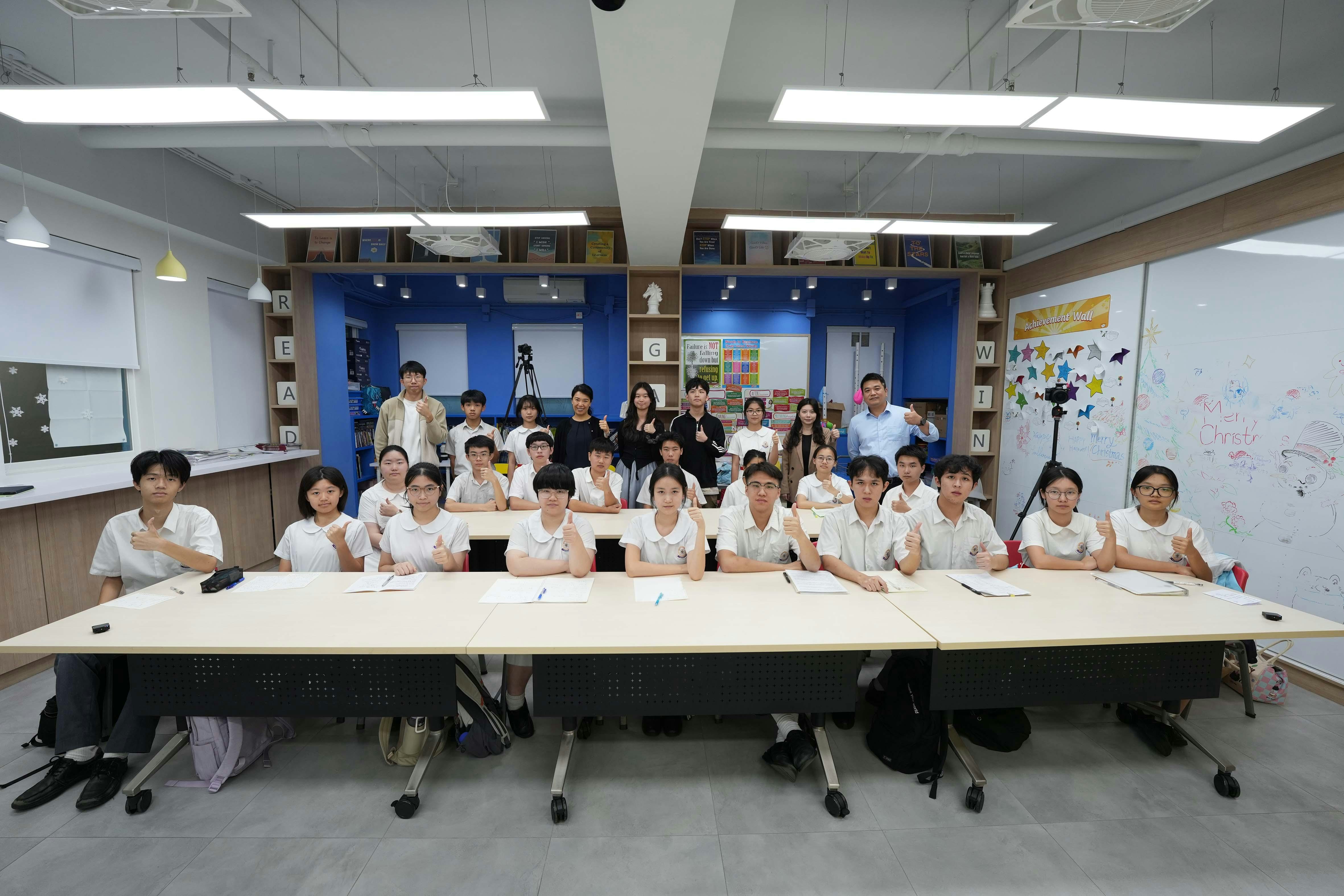 恩琪以畢業生身份回到母校,為「尖子計劃」的學弟妹分享學習及升學心得。她將自己的學習筆記與應試技巧傾囊相授,同時鼓勵他們堅持夢想。 恩琪以畢業生身份回到母校,為「尖子計劃」的學弟妹分享學習及升學心得。她將自己的學習筆記與應試技巧傾囊相授,同時鼓勵他們堅持夢想。