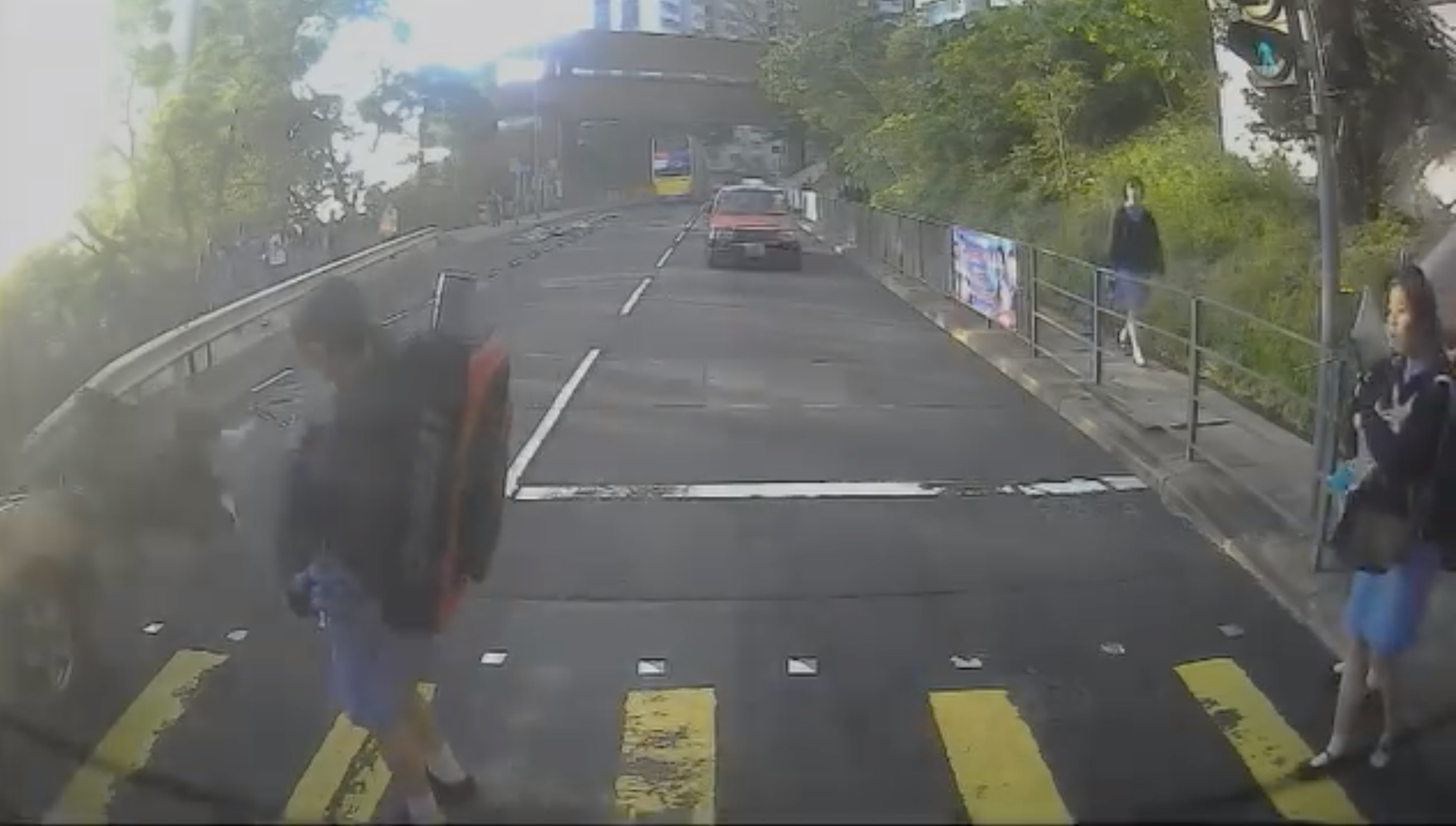 車cam直擊|香港仔利東邨女學生過馬路遭撞飛 影片揭的士疑衝燈