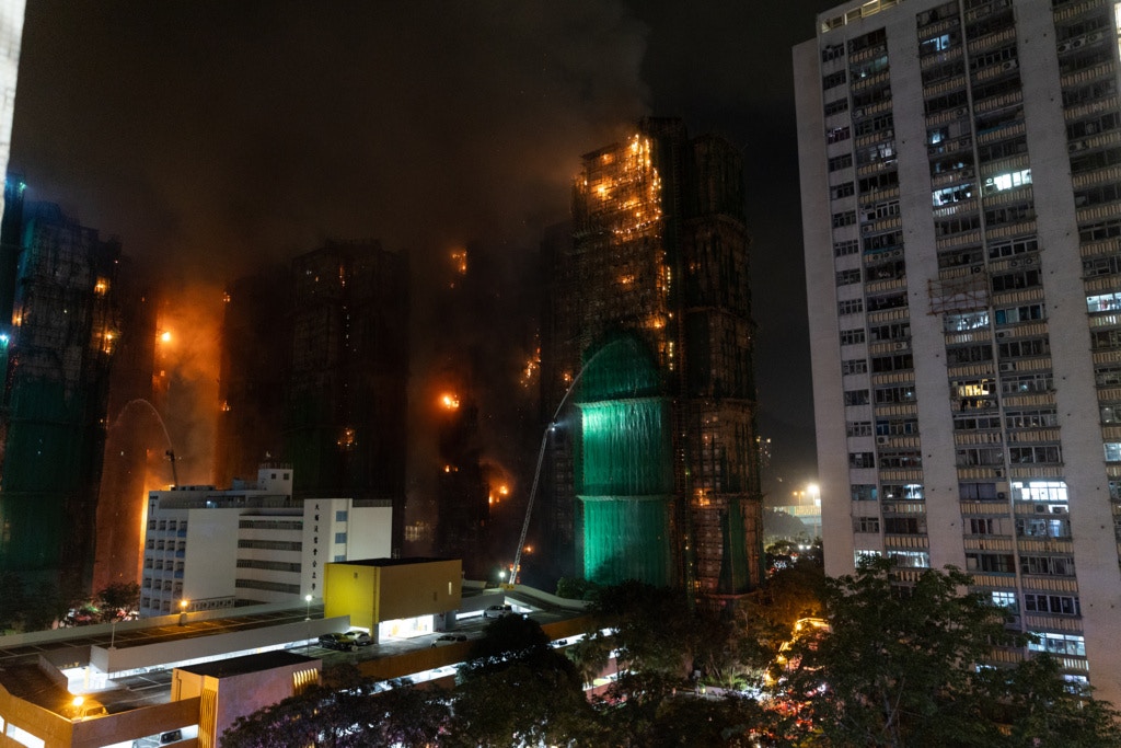 2025年11月26日,大埔宏福苑五級火,從廣福邨平台望向宏福苑,有多幢大廈一齊燒,部份棚網脫落,部份則留在竹棚上。(夏家朗攝) 2025年11月26日,大埔宏福苑五級火,從廣福邨平台望向宏福苑,有多幢大廈一齊燒,部份棚網脫落,部份則留在竹棚上。(夏家朗攝)