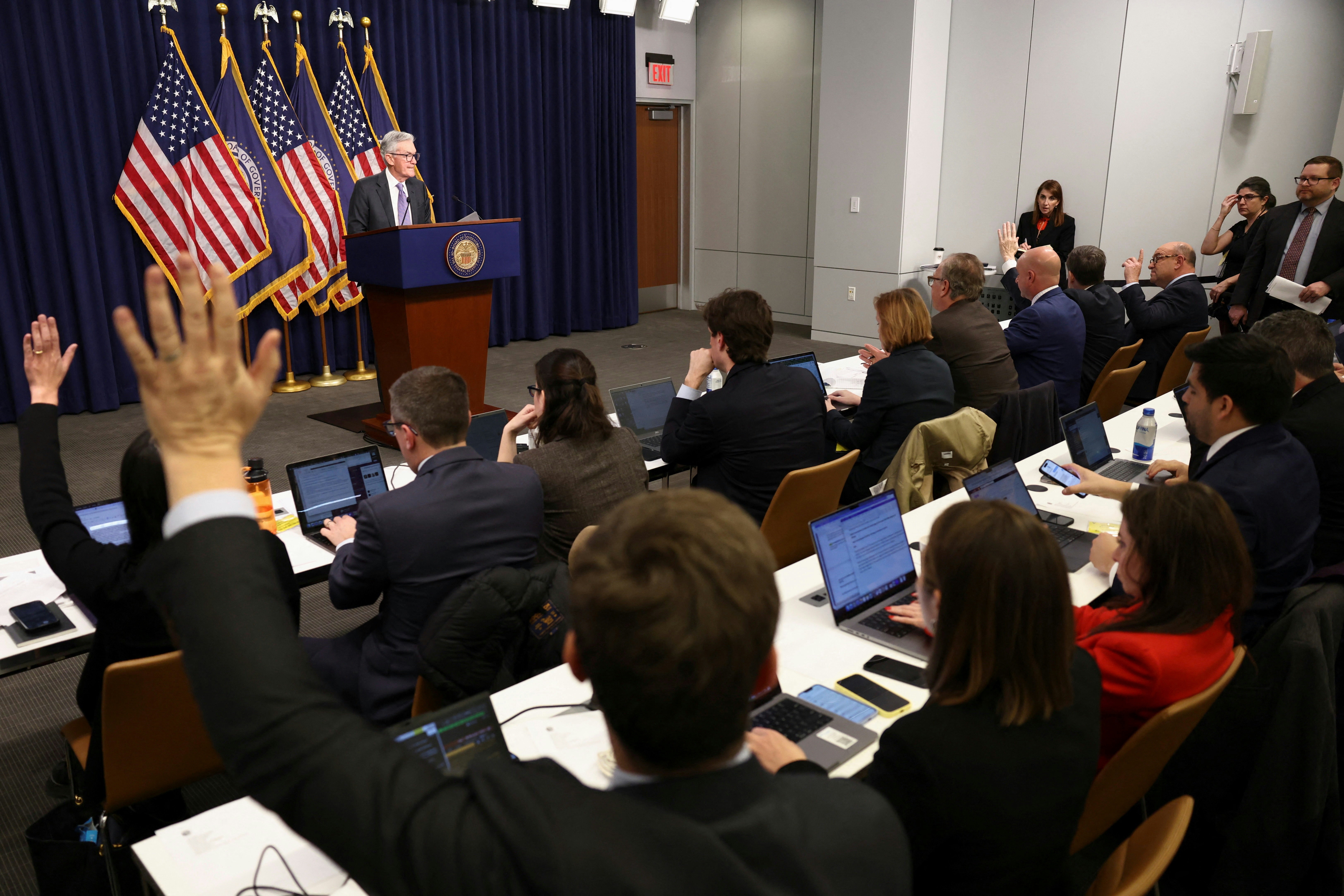 美国减息｜鲍威尔称联储局将静观经济走向但几乎排除加息可能性