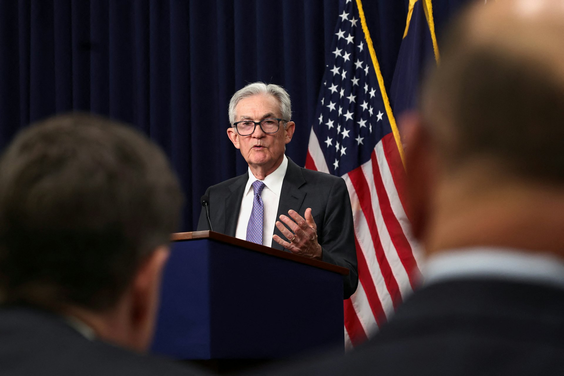 圖為2025年12月10日,聯儲局主席鮑威爾(Jerome Powell)在議息會議後主持例行記者會。(Reuters)