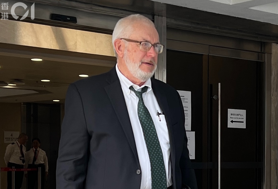 原告方傳召美國筆跡專家John Paul Osborn認為合約上的簽名不似偽造，認為極可能由張柏芝簽署，然而他亦同意這簽名形態簡單，偽造難度不高。(陳蓉攝)