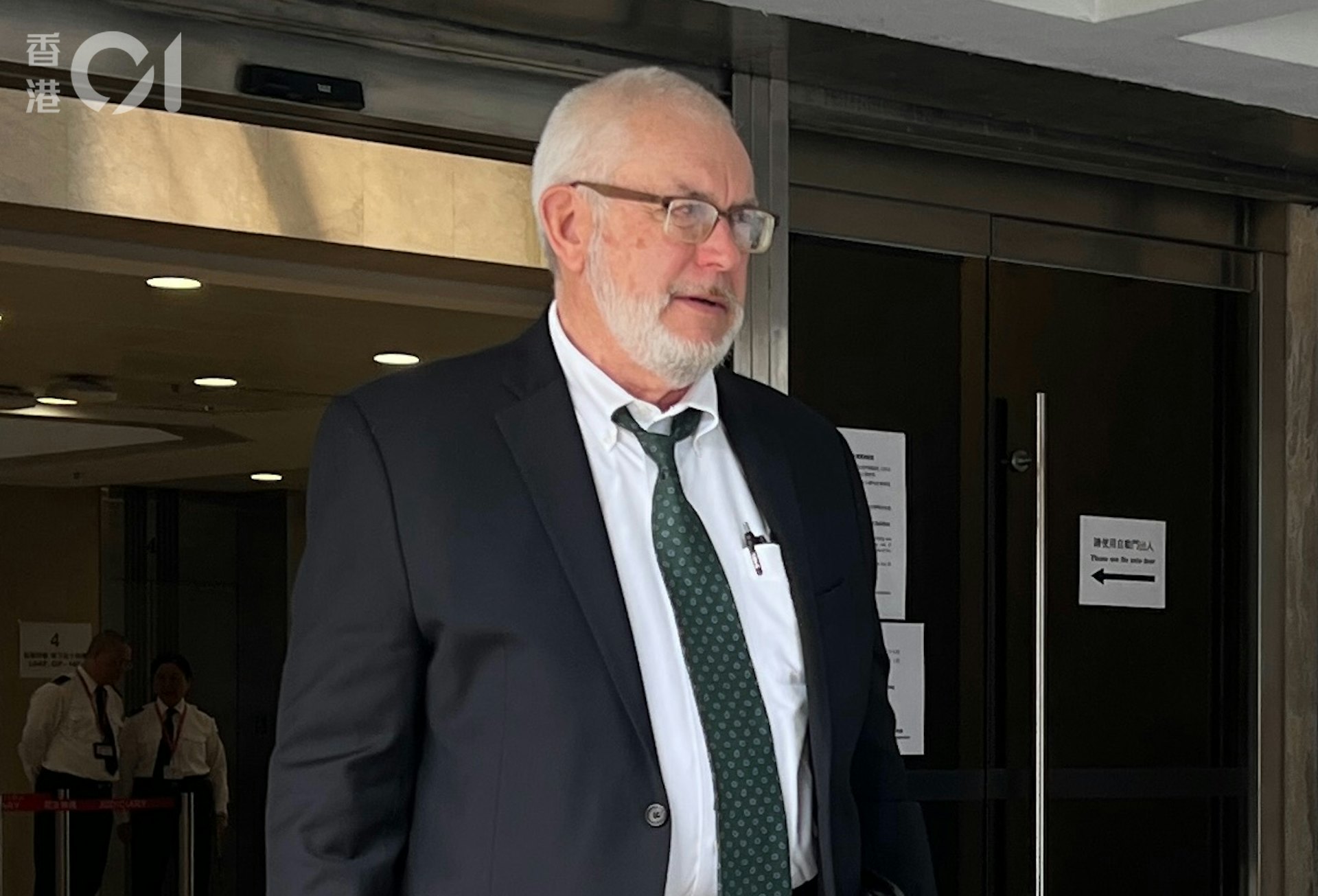 原告方傳召美國筆跡專家John Paul Osborn認為合約上的簽名不似偽造,認為極可能由張柏芝簽署,然而他亦同意這簽名形態簡單,偽造難度不高。(陳蓉攝) 原告方傳召美國筆跡專家John Paul Osborn認為合約上的簽名不似偽造,認為極可能由張柏芝簽署,然而他亦同意這簽名形態簡單,偽造難度不高。(陳蓉攝)