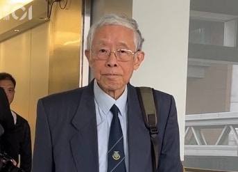 張柏芝一方的筆跡專家梁時中則指，該簽名中卻有停頓再落筆的現象，與張的書寫習慣不同，具有偽造的特徵。(陳蓉攝)