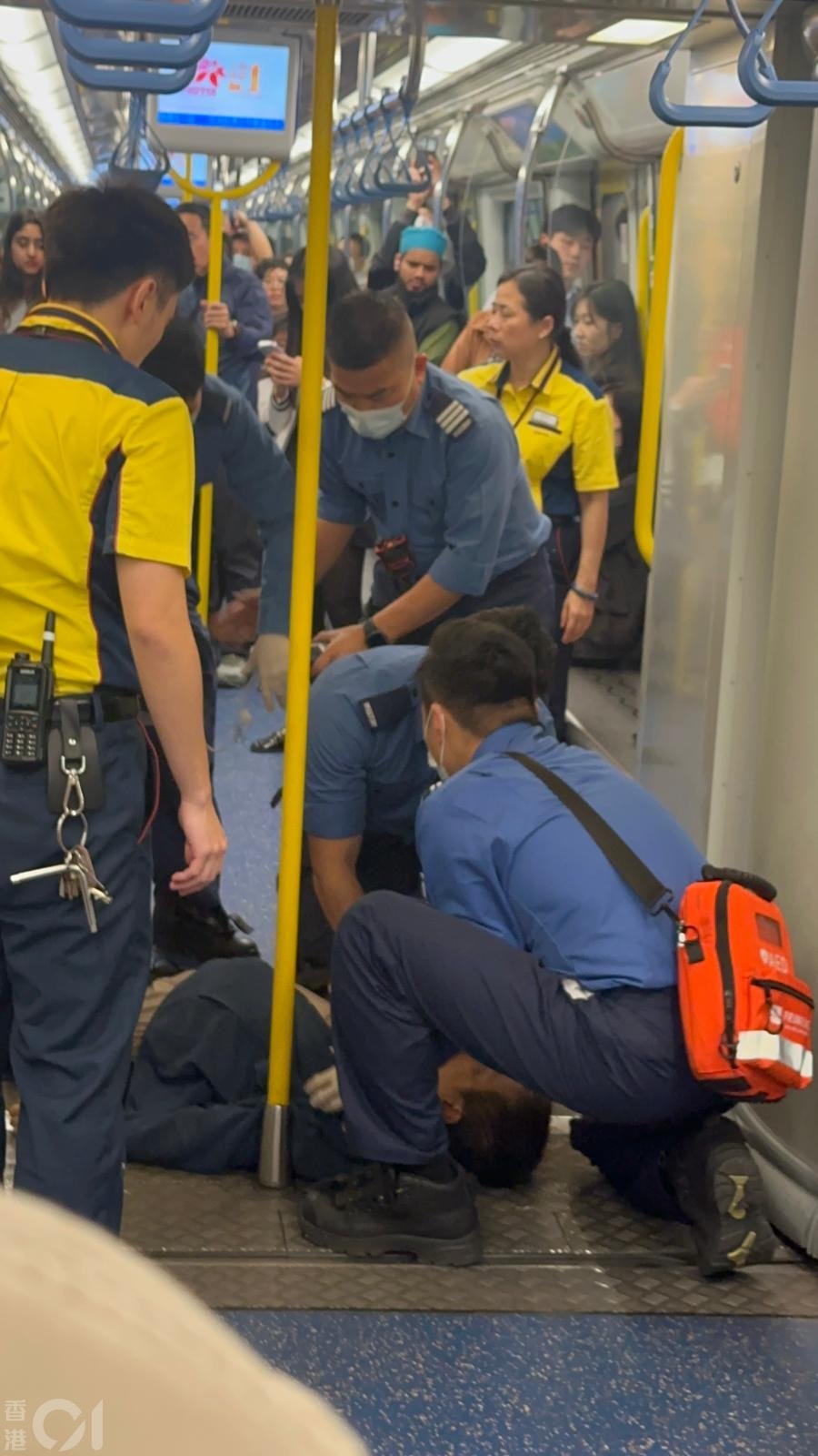 事發後，有救護員及職員進入車廂施援。（讀者提供）