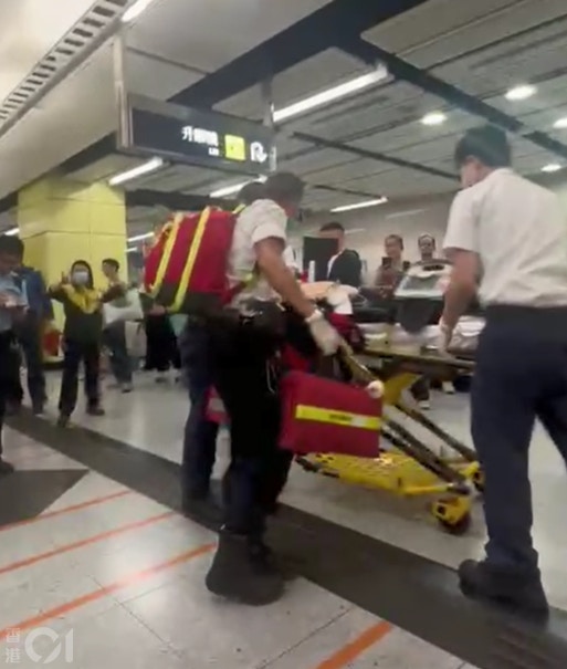 事主被抬上擔架床，需用自動心外壓機急救。（讀者提供）