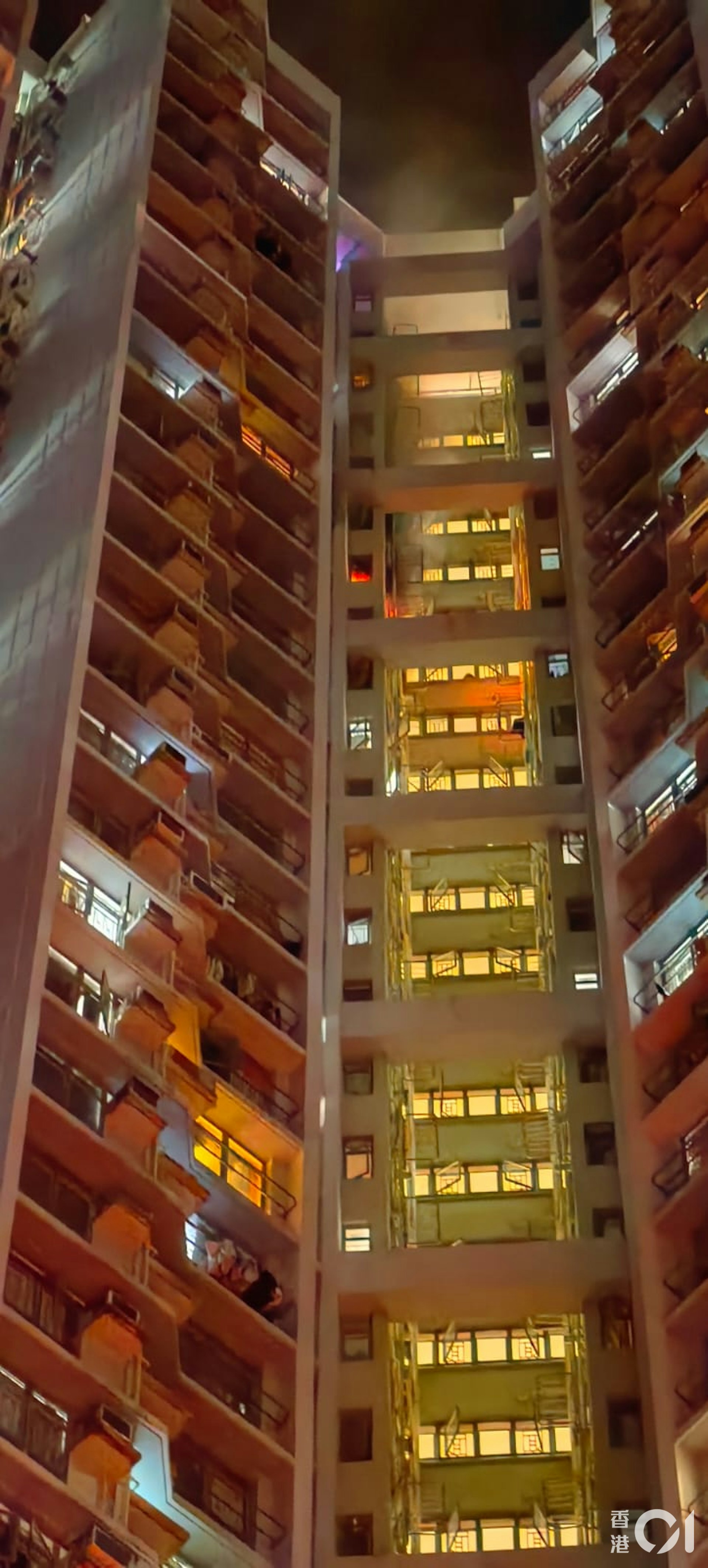 該個高層單位陷入火海,冒出大量濃煙。(讀者提供)