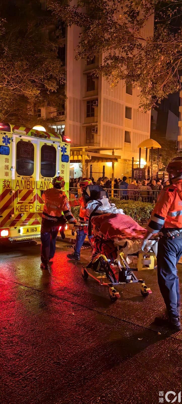 男傷者清醒由救護車送往屯門醫院接受治理。（讀者提供）