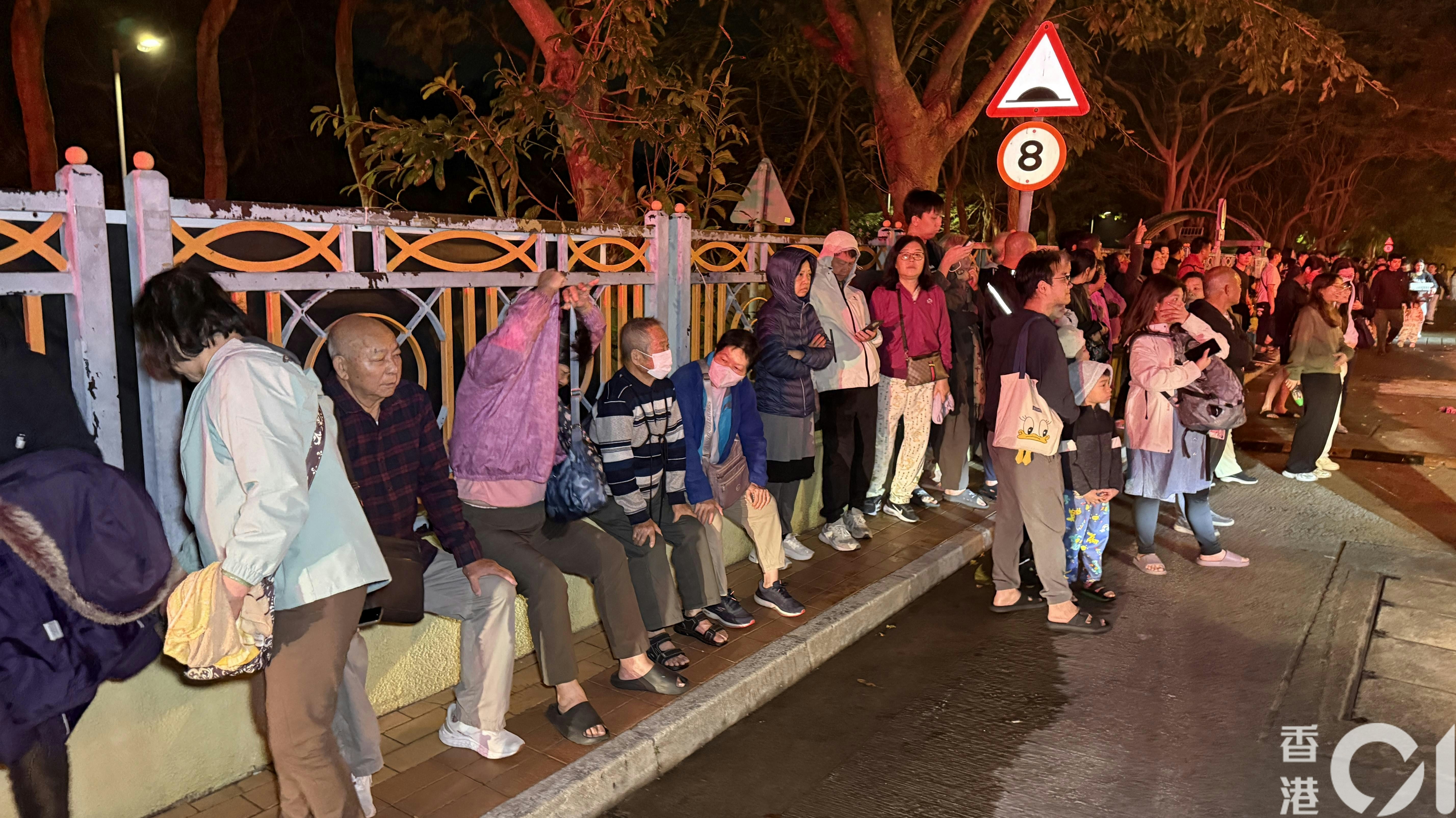 多人等候返回住所。（李家傑攝）