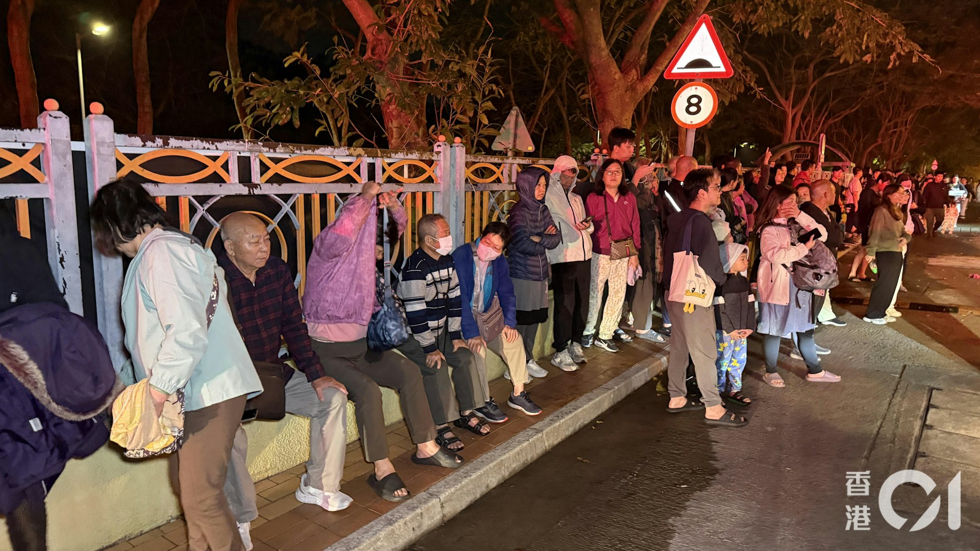 多人等候返回住所。(李家傑攝)