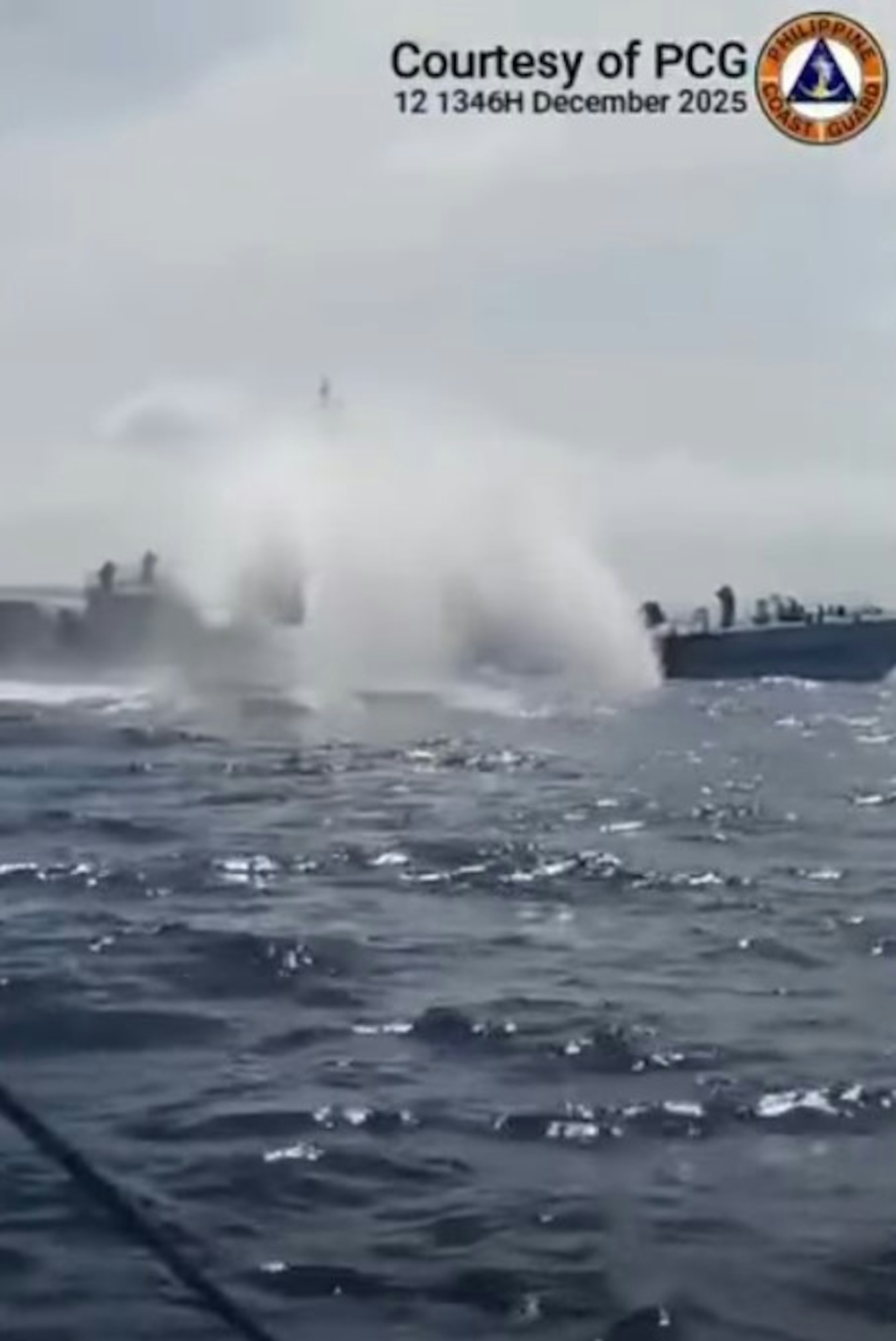 菲律賓海岸警衛隊2025年12月13日發放現場片段,指中方海警船使用水炮。(影片截圖)