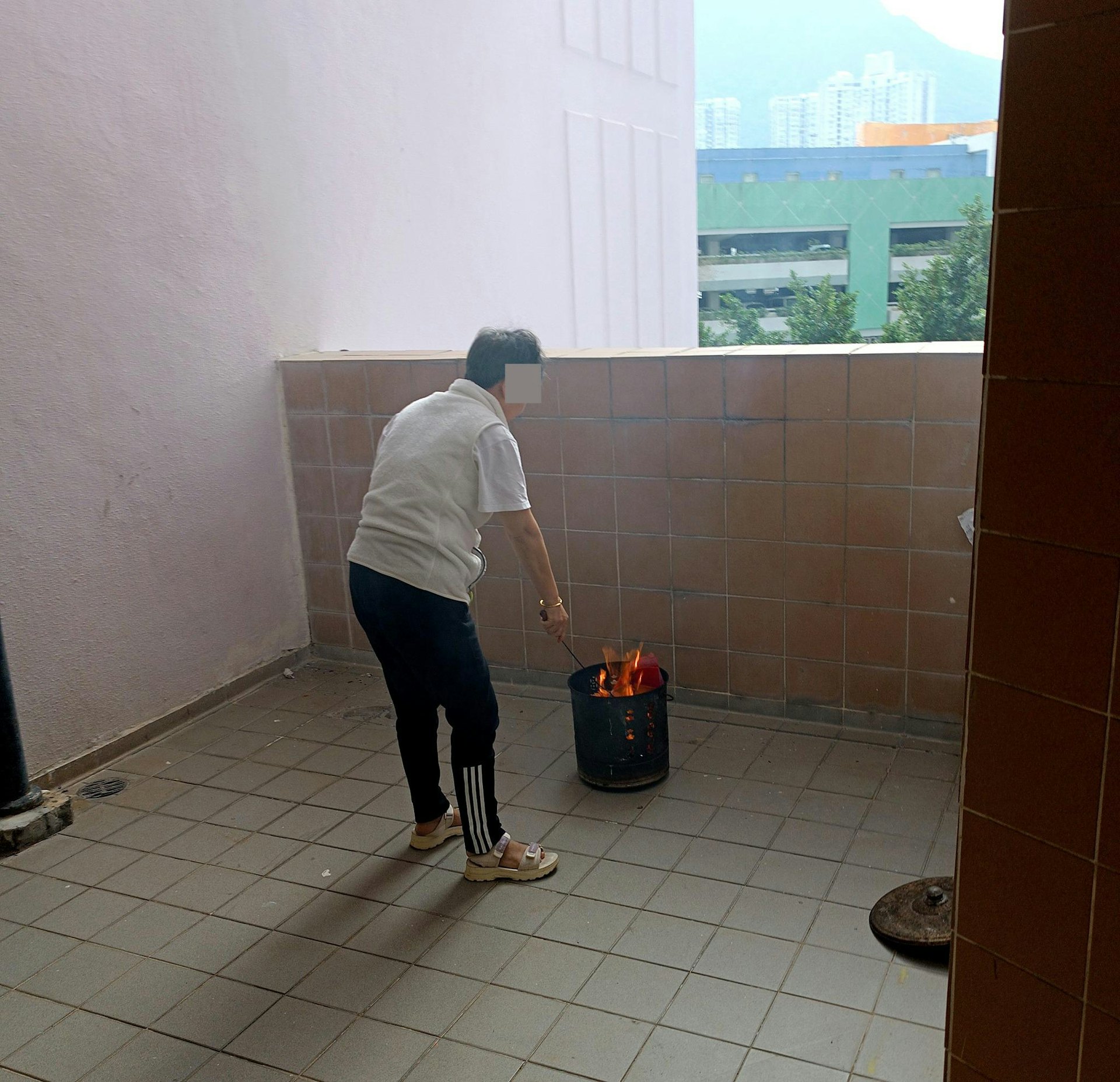 樓主發現大媽在住所走廊燒街衣,並冒出白煙。(「公屋討論區-香港facebook群組」圖片) 樓主發現大媽在住所走廊燒街衣,並冒出白煙。(「公屋討論區-香港facebook群組」圖片)