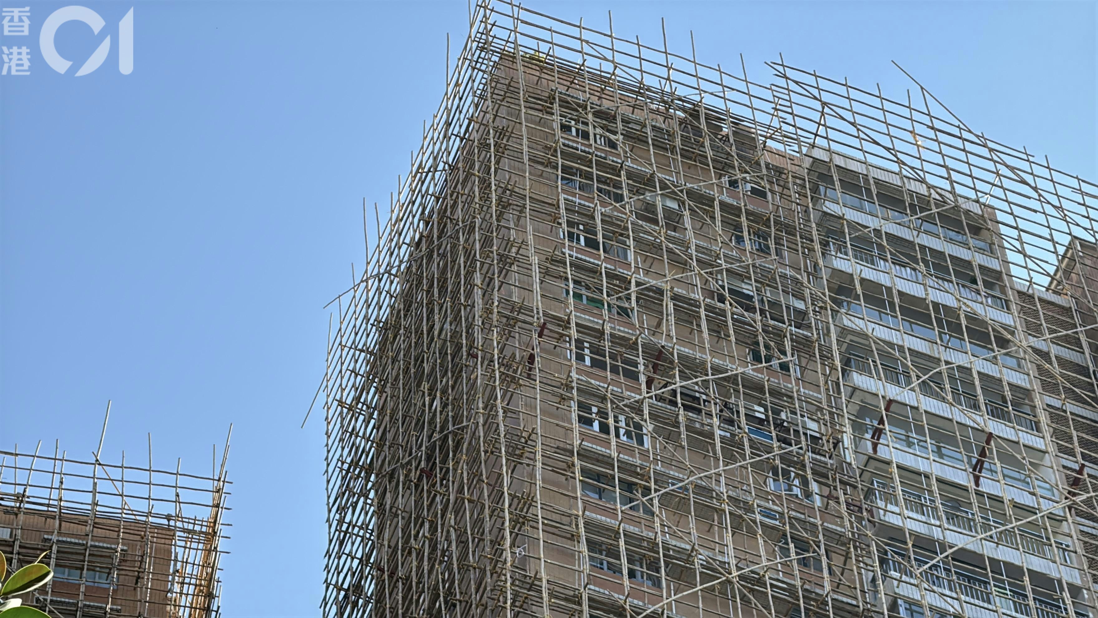 碧瑤灣有約30名工人到場追薪。（翁鈺輝攝）