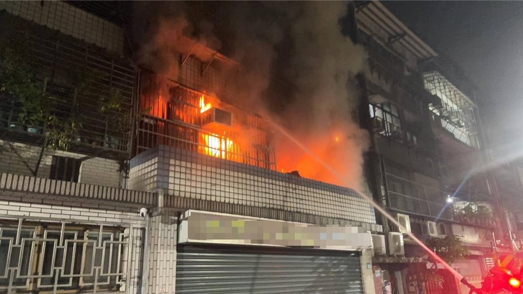 台灣新北公寓失火致16歲少女罹難 疑電線短路釀災 15名住戶疏散 台灣新北公寓失火致16歲少女罹難 疑電線短路釀災 15名住戶疏散
