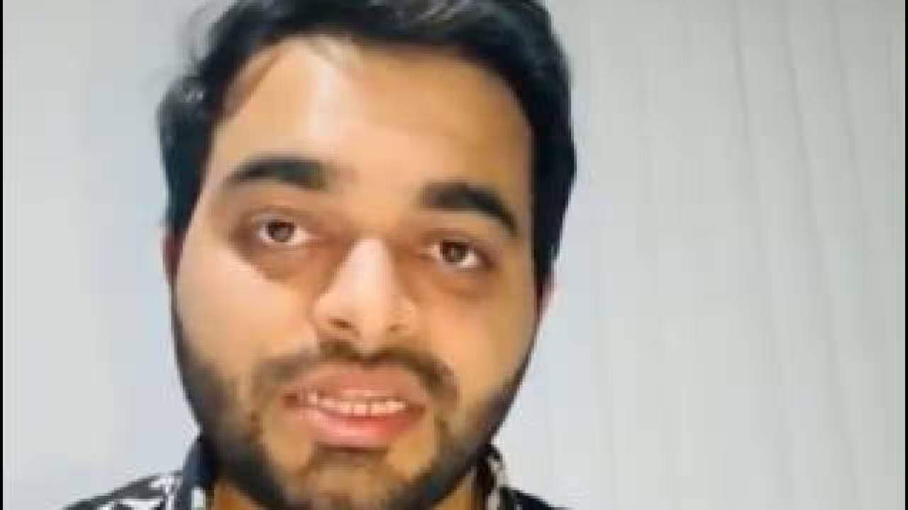 巴基斯坦出生的纳维德·阿克拉姆表示，在互联网上被诬指他是所谓邦迪枪手之一的攻击后害怕出门。（X）