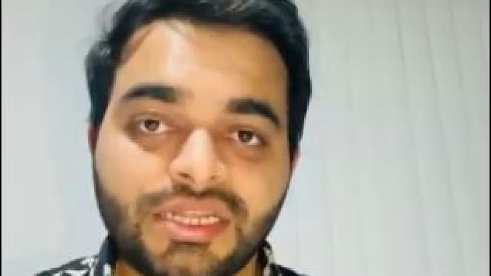 巴基斯坦出生的纳维德·阿克拉姆表示,在互联网上被诬指他是所谓邦迪枪手之一的攻击后害怕出门。(X)