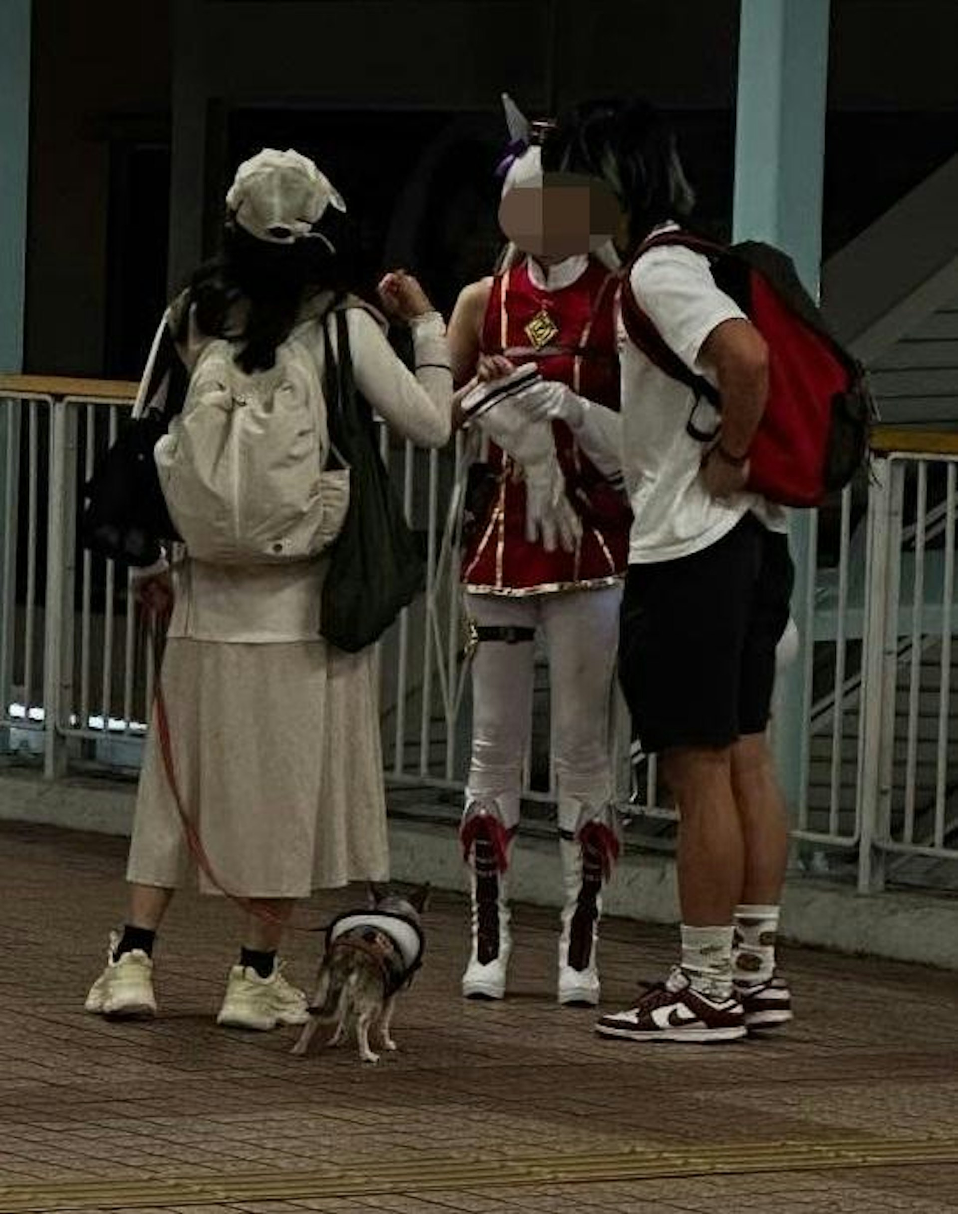 男子說,女狗主(左)稱剛分娩後不久,不方便抱起狗狗,於是他幫忙抱起狗狗搭扶手電梯。(Threads@mrdarkfloyd) 男子說,女狗主(左)稱剛分娩後不久,不方便抱起狗狗,於是他幫忙抱起狗狗搭扶手電梯。(Threads@mrdarkfloyd)