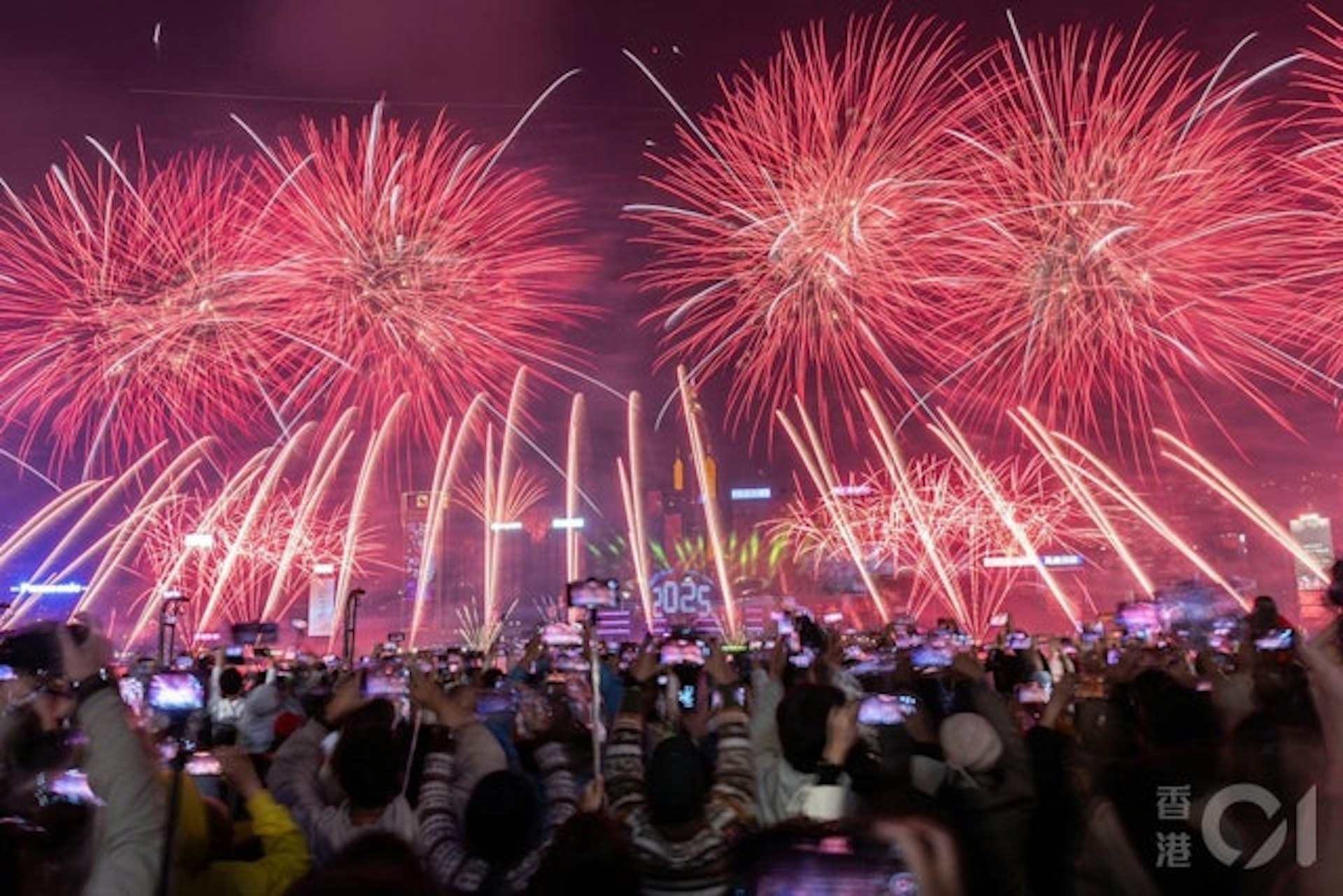 圖為2025年除夕煙花匯演。(資料圖片/梁鵬威攝) 圖為2025年除夕煙花匯演。(資料圖片/梁鵬威攝)