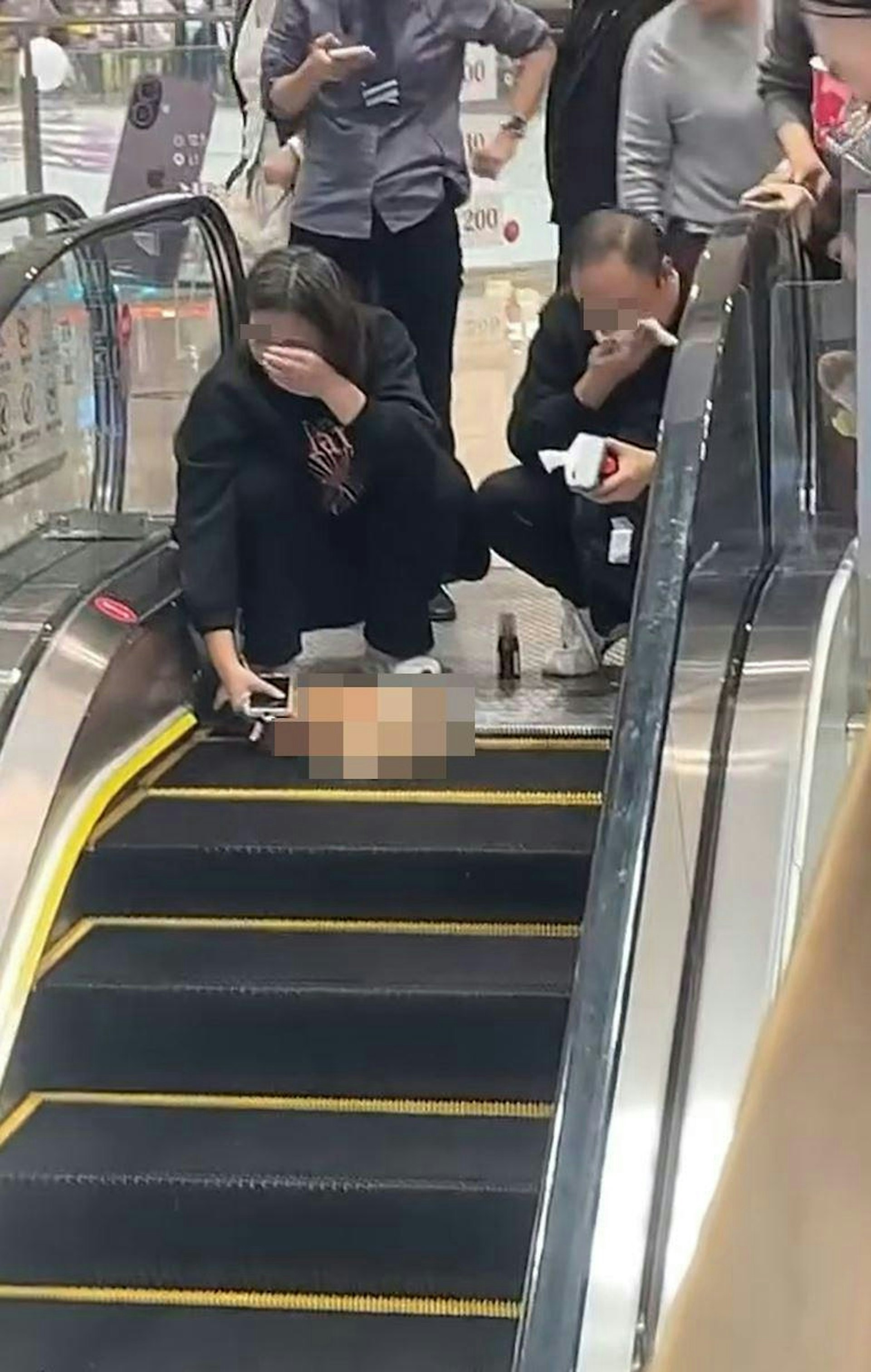 早前有中年男女帶狗狗乘搭扶手電梯,其間狗狗疑遭夾死,2人表現傷心,分別用手或紙巾抹走眼淚。(threads影片截圖) 早前有中年男女帶狗狗乘搭扶手電梯,其間狗狗疑遭夾死,2人表現傷心,分別用手或紙巾抹走眼淚。(threads影片截圖)