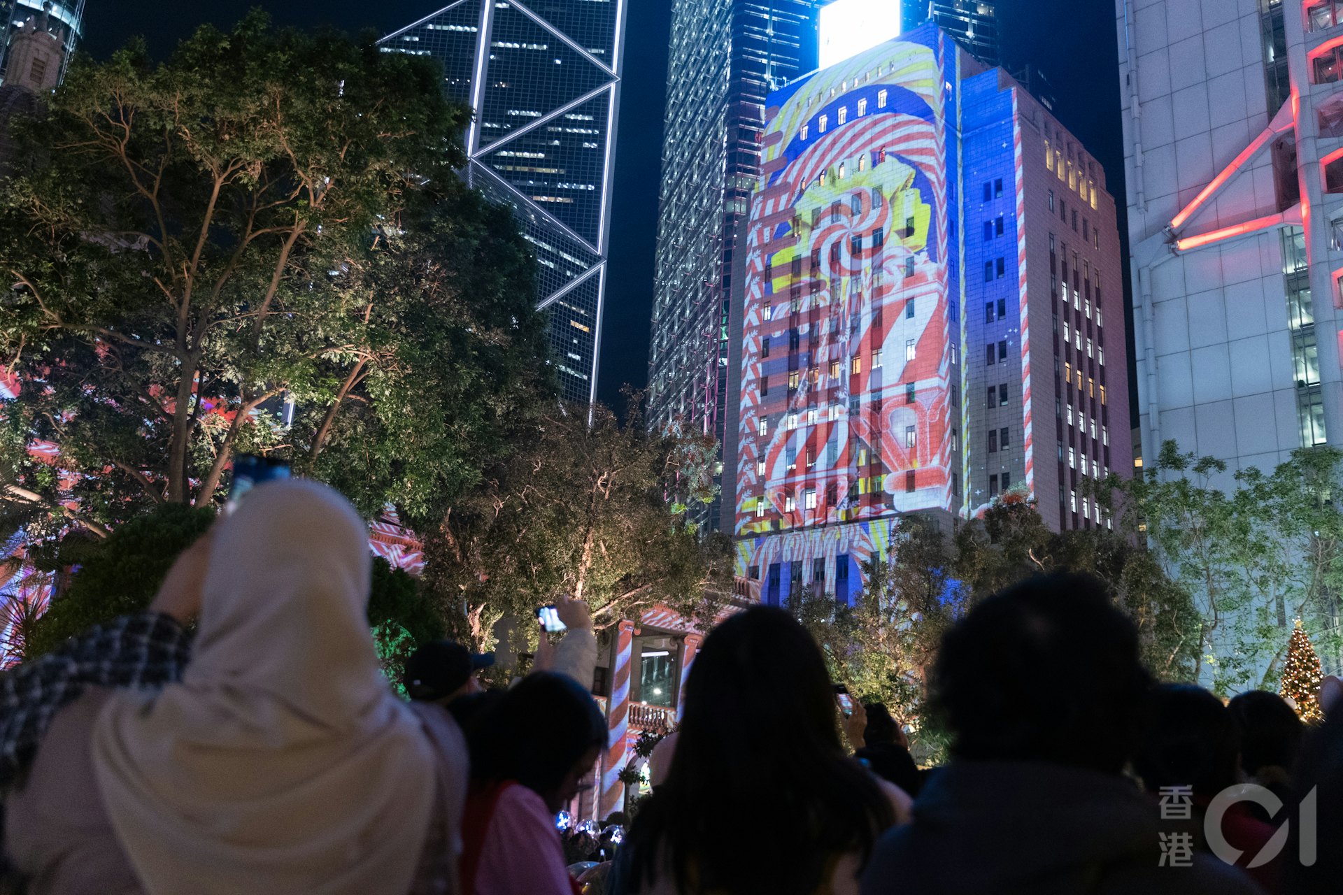 旅發局在中環皇后像廣場設置的聖誕裝置「冬日小鎮.中環」12月16日晚吸引不少人來觀賞和打卡,當中「光影匯·中環」燈光表演,令人不得不留步觀看。(夏家朗攝)
