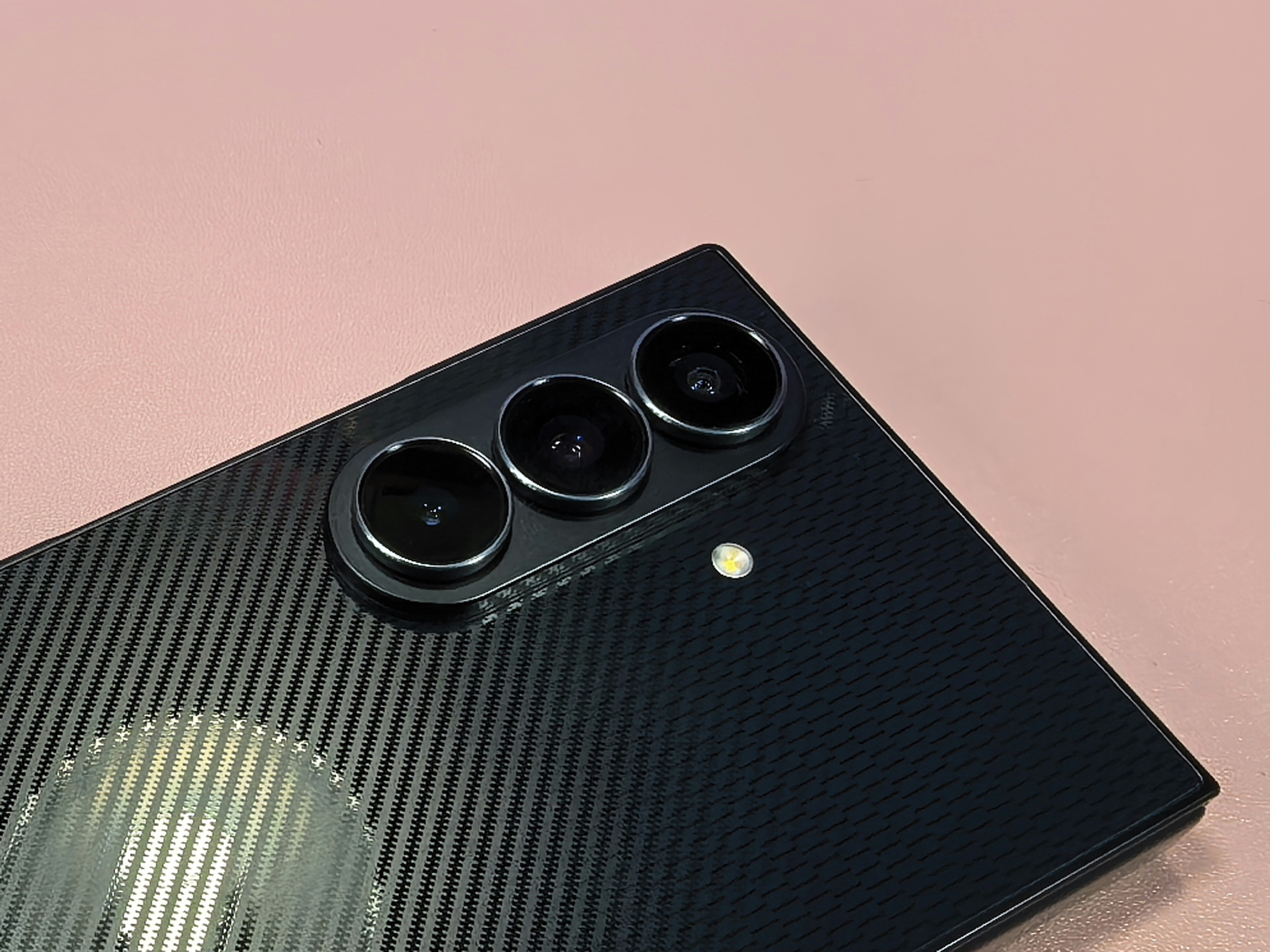Samsung Galaxy Z TriFold三折手机突袭旺角！叫价3万成全城热话