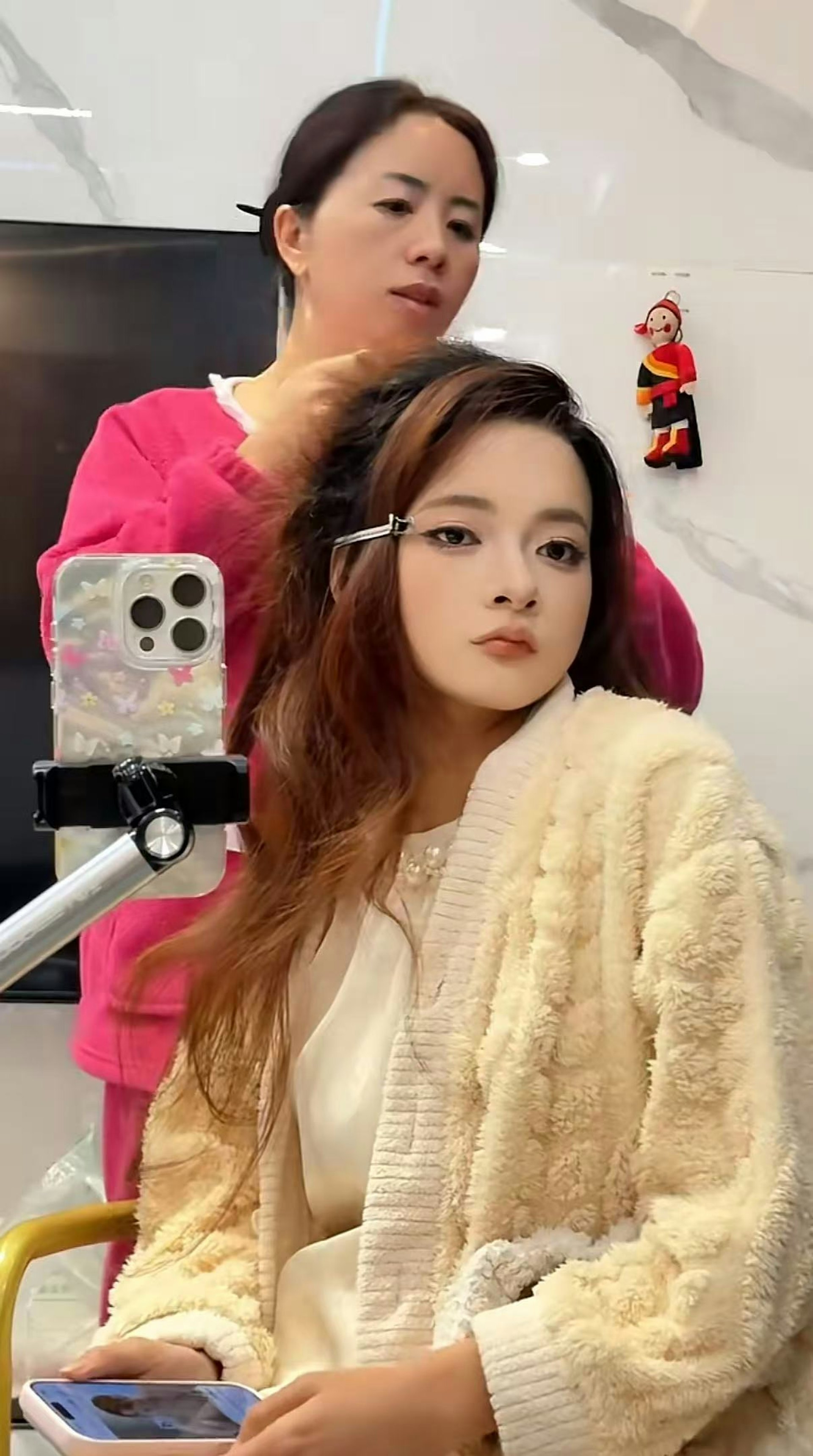 小糍粑妈妈给小糍粑做造型。(抖音)