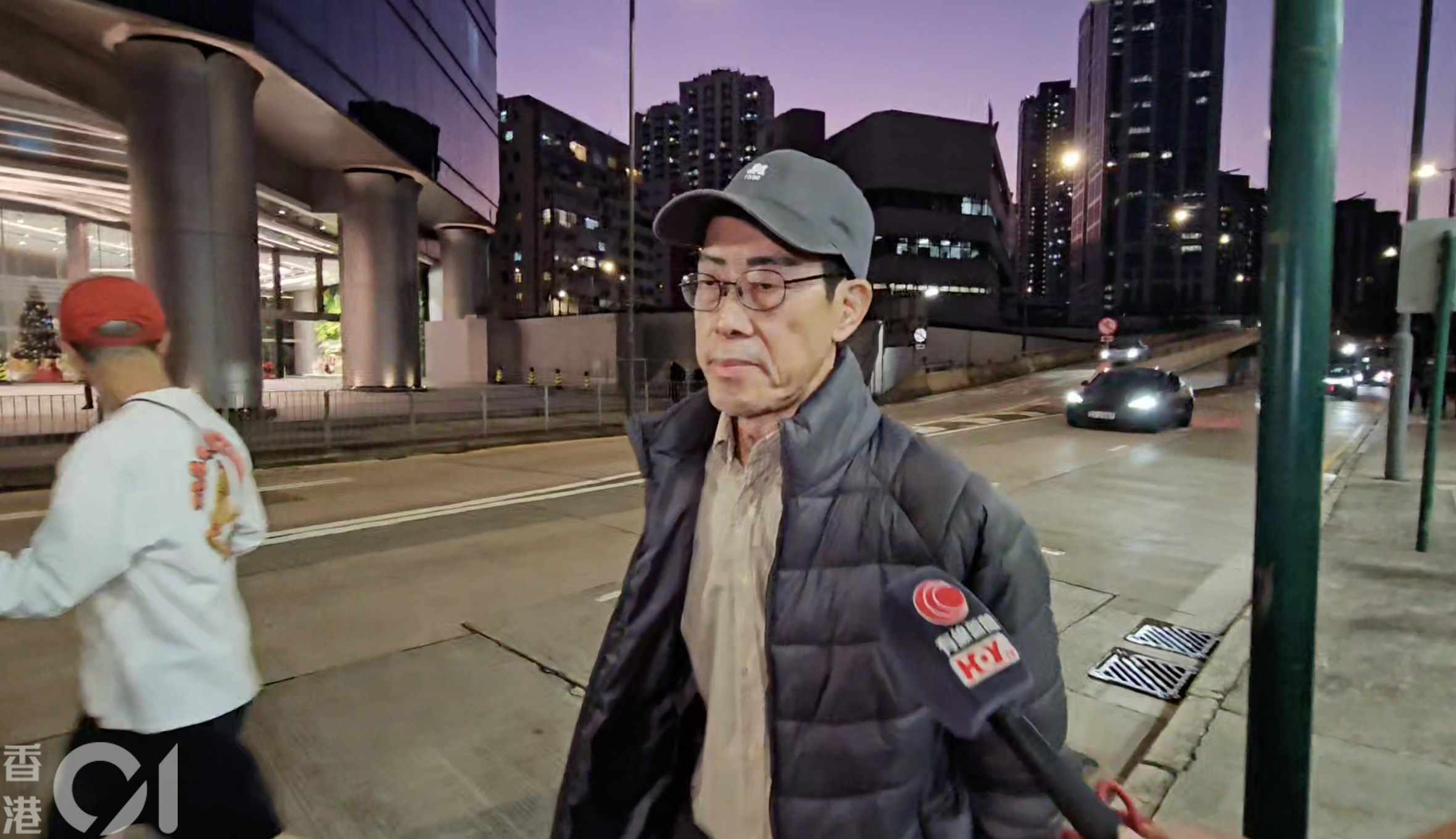 宏福苑舊業主立案法團主席鄧國權到廉署總部大堂逗留逾半小時後，終步出總部離開，大批傳媒上前了解。（梁偉權攝）