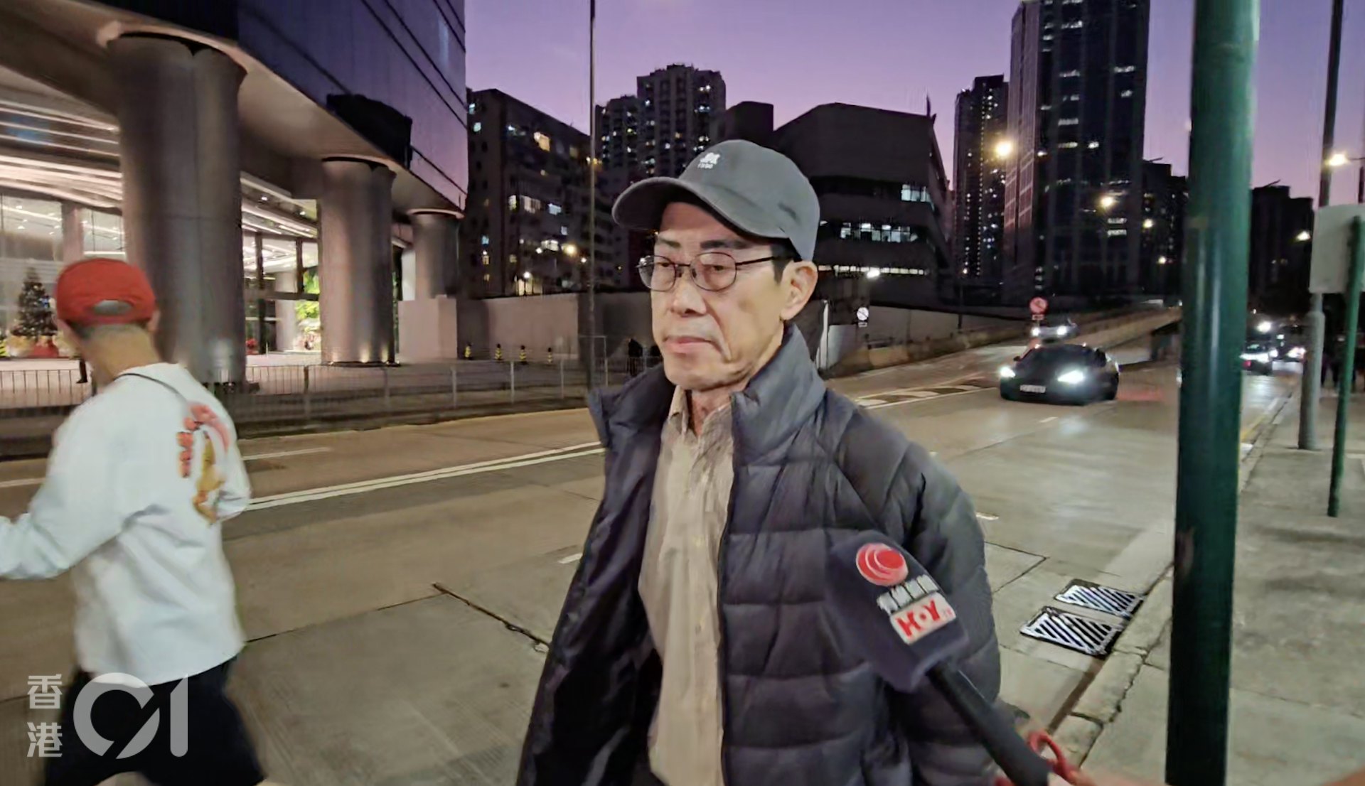 宏福苑舊業主立案法團主席鄧國權到廉署總部大堂逗留逾半小時後,終步出總部離開,大批傳媒上前了解。(梁偉權攝) 宏福苑舊業主立案法團主席鄧國權到廉署總部大堂逗留逾半小時後,終步出總部離開,大批傳媒上前了解。(梁偉權攝)