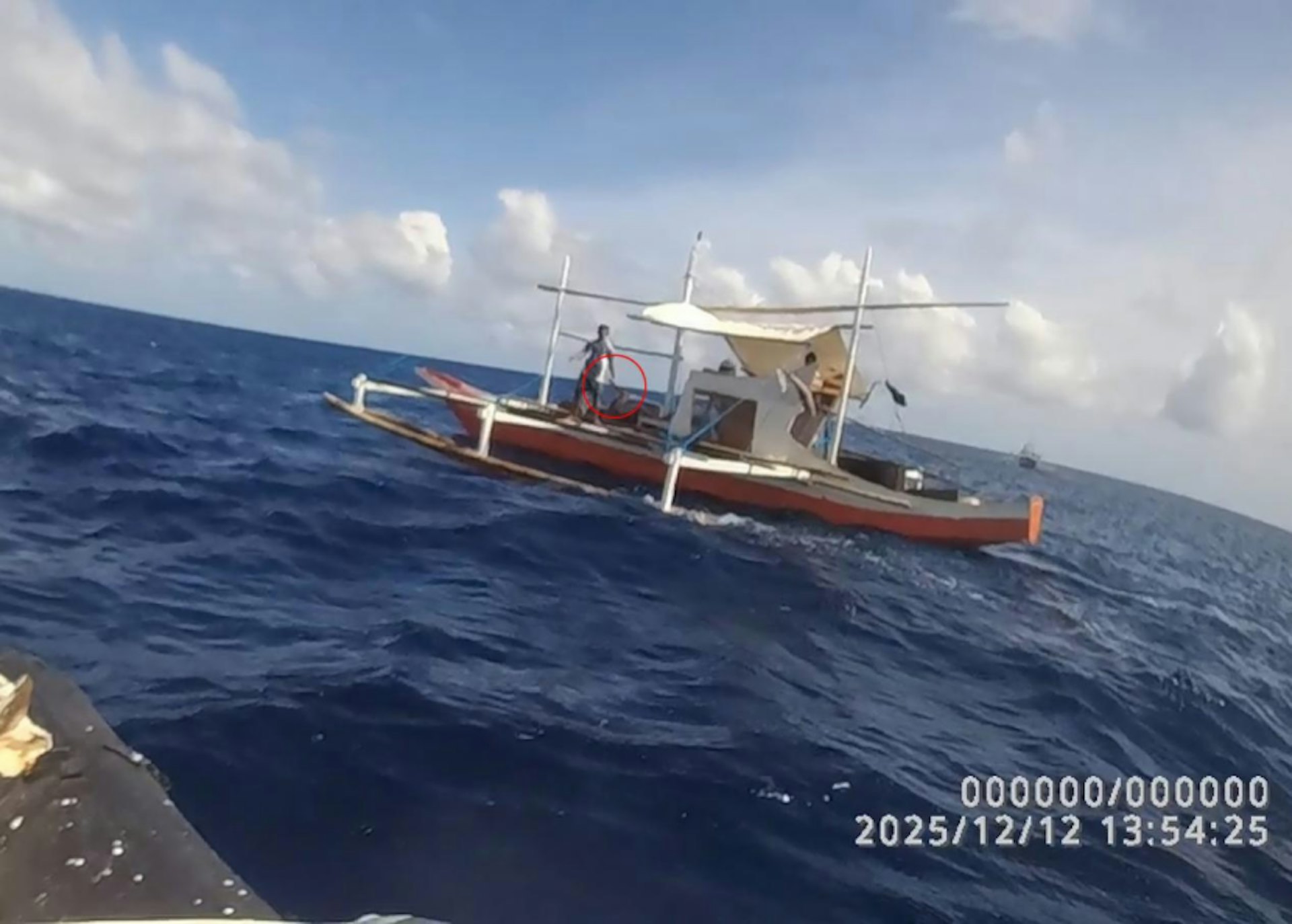 2025年12月12日,《環球時報》獲取的影片顯示,菲方「漁民」手持長刀,刀具長約20公分。(環球網)