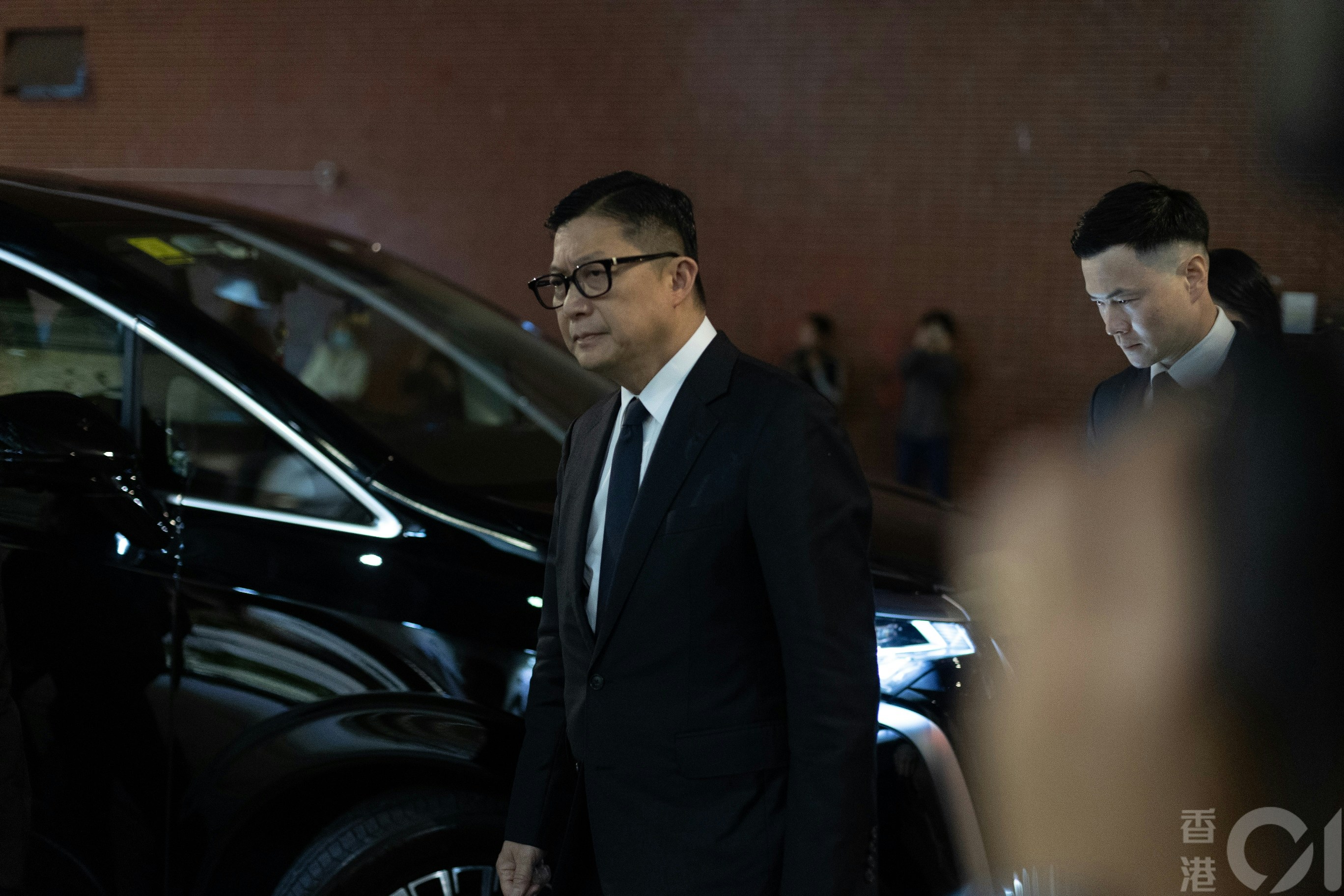 於大埔宏福苑大火殉職的消防隊目(追授）何偉豪，12月18日於紅磡世界殯儀館設靈。保安局局長鄧炳強（左）晚上到場致祭。(梁鵬威攝)