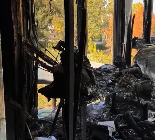 湖北武漢，5歲男童因玩打火機導致自家別墅發生火警。（微博@閃電新聞）