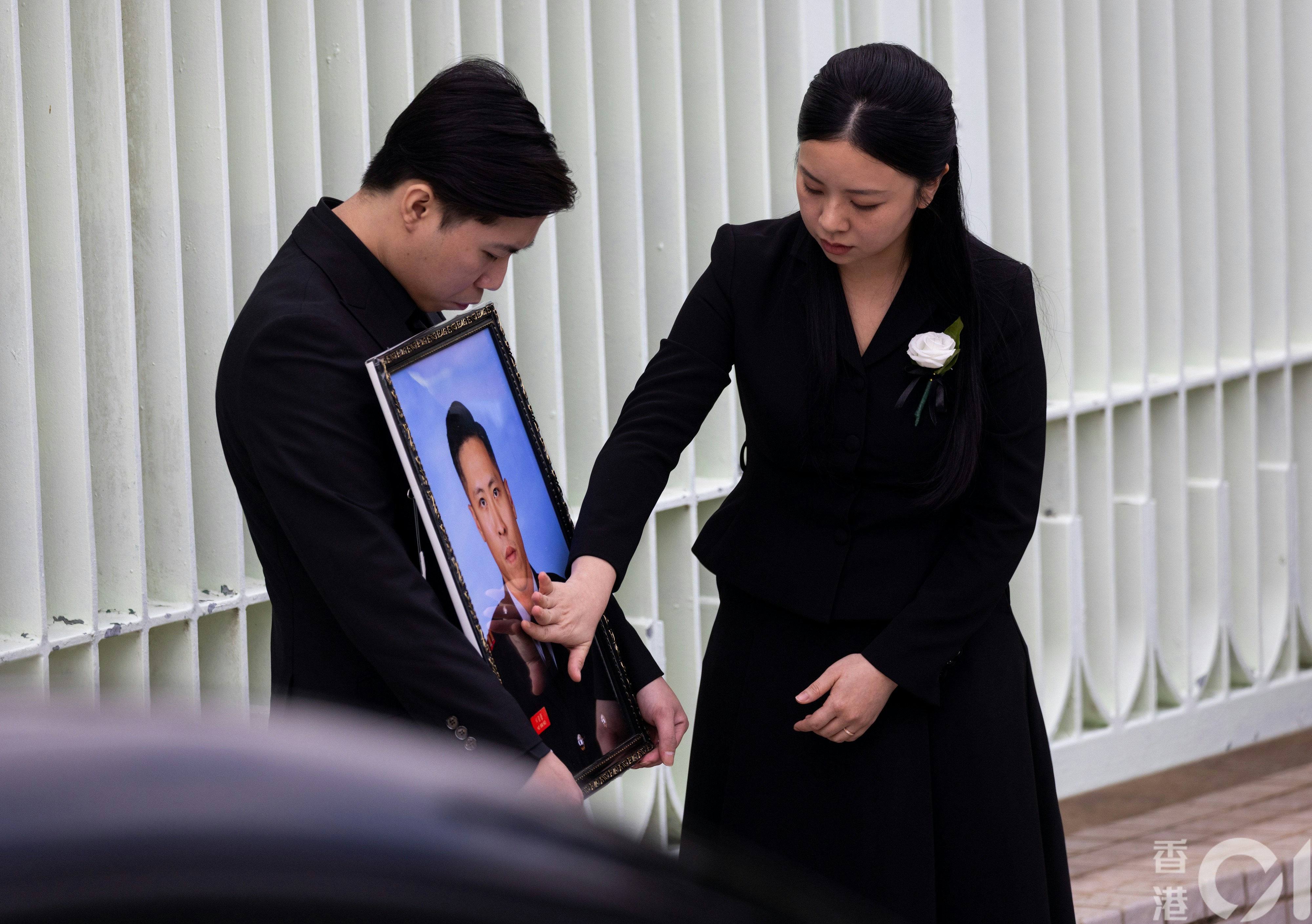 宏福苑大火｜何偉豪未婚妻淚別家屬同袍獻花頭盔伴靈柩埋浩園