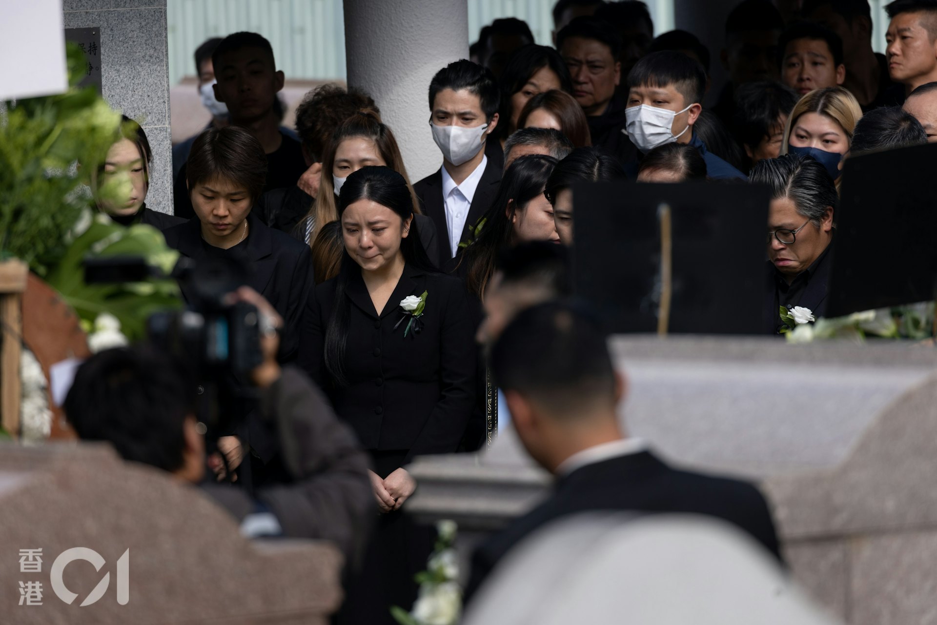 殉職消防員何偉豪出殯,其未婚妻傷心落淚。(夏家朗攝) 殉職消防員何偉豪出殯,其未婚妻傷心落淚。(夏家朗攝)