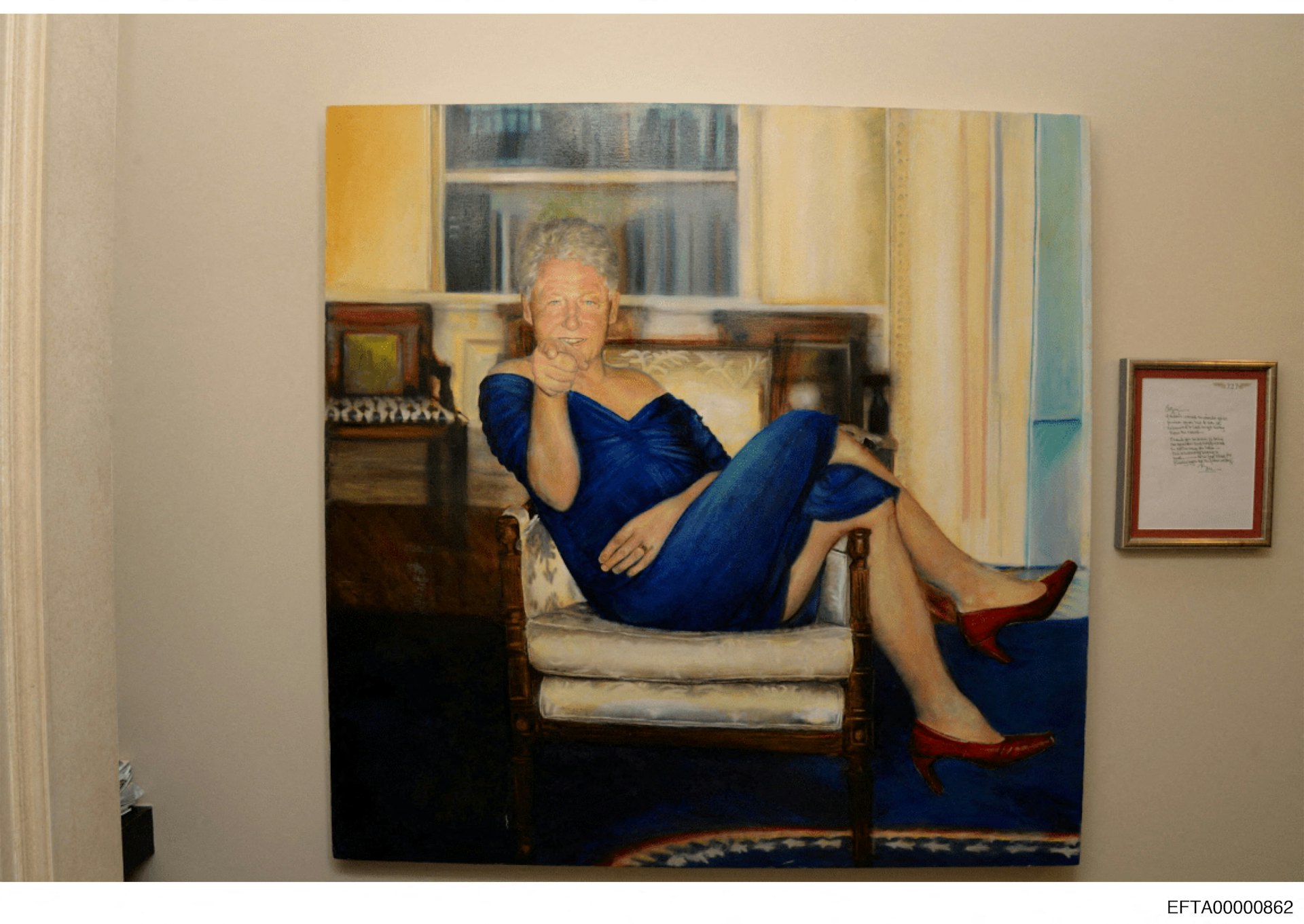 2025年12月19日,美國司法部發布有關淫媒愛潑斯坦(Jeffrey Epstein)案的文件,圖為愛潑斯坦位於曼哈頓的家中,懸掛一幅前總統克林頓(Bill Clinton)身穿裙子的畫像。(Reuters)