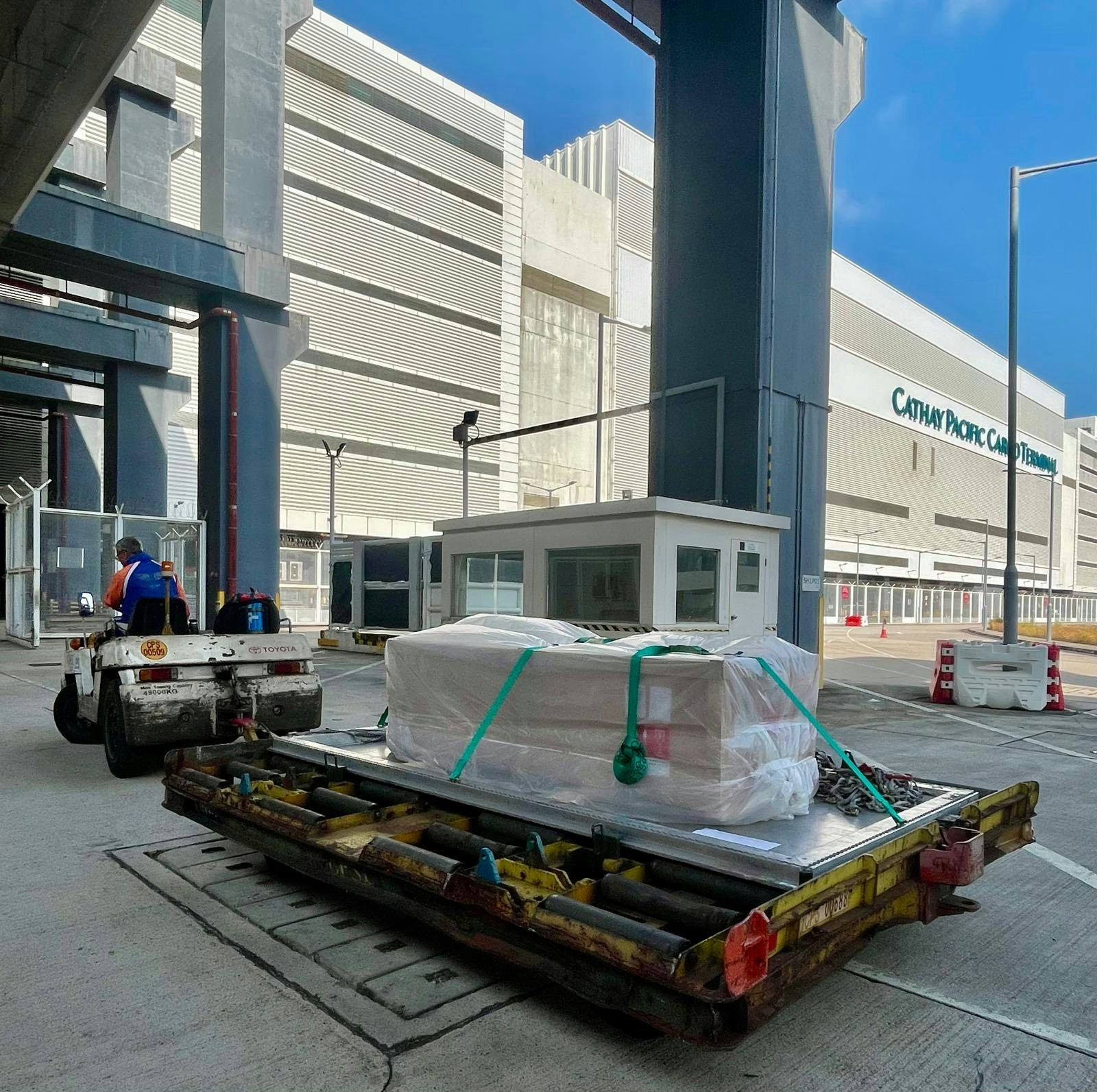 宏福苑大火｜首名印傭遺體運返印尼　僱主落淚告別　其母亦遇難